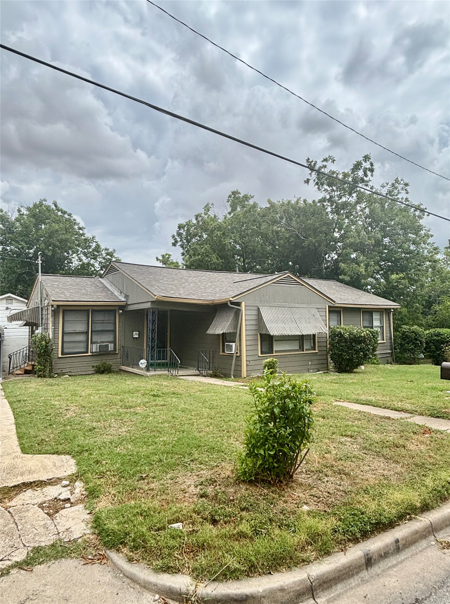 415 E 7th Street, Taylor, TX 76574 — photo 2