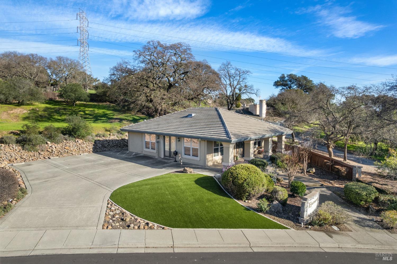 902 Eastridge Drive — photo