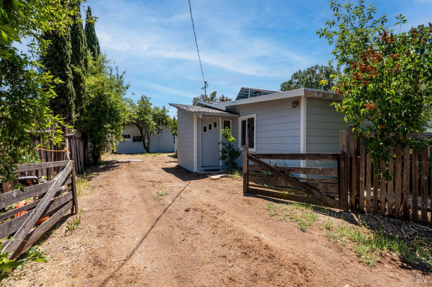2025 Valley Road — photo