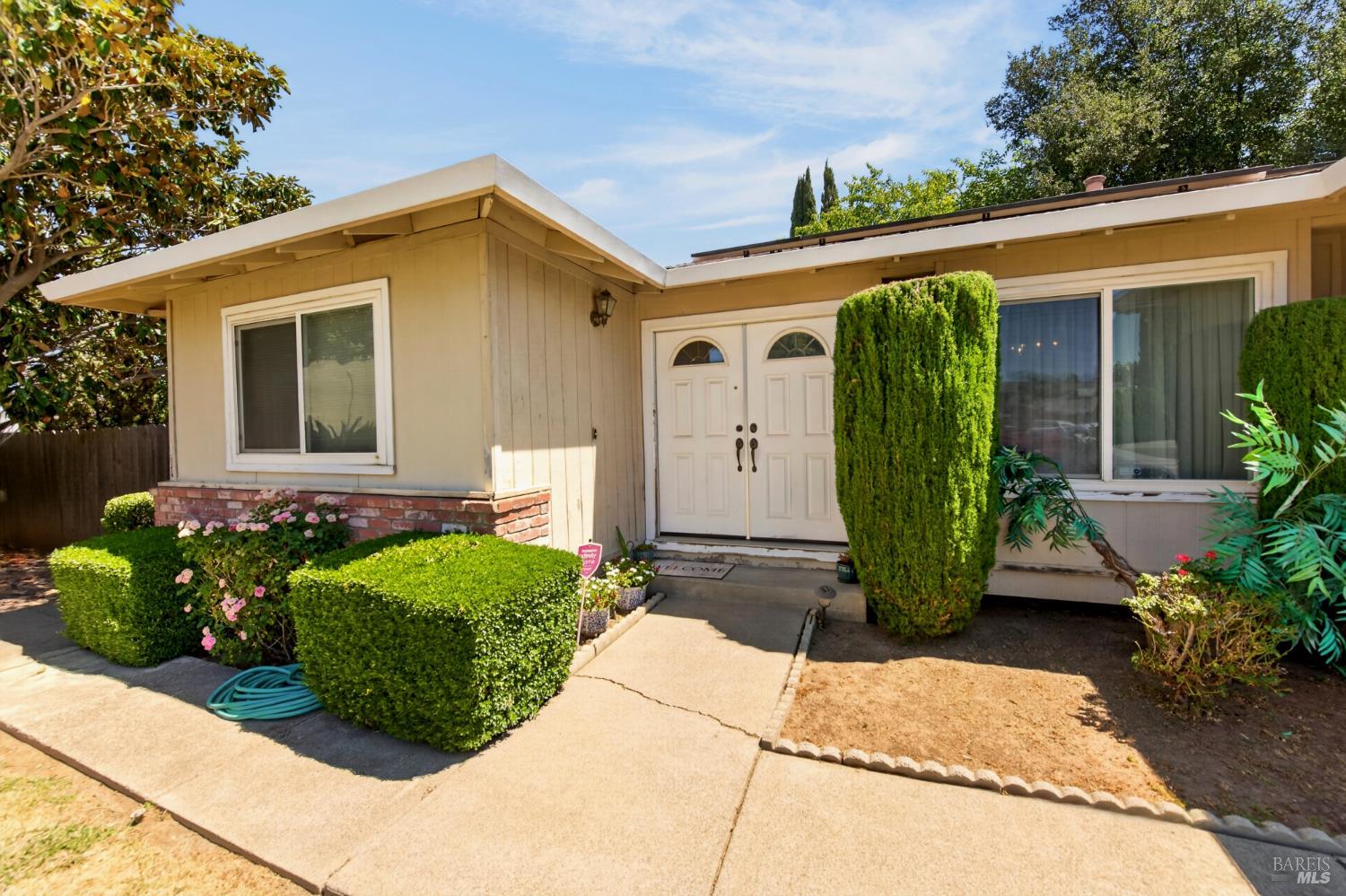 580 Flores Court — photo