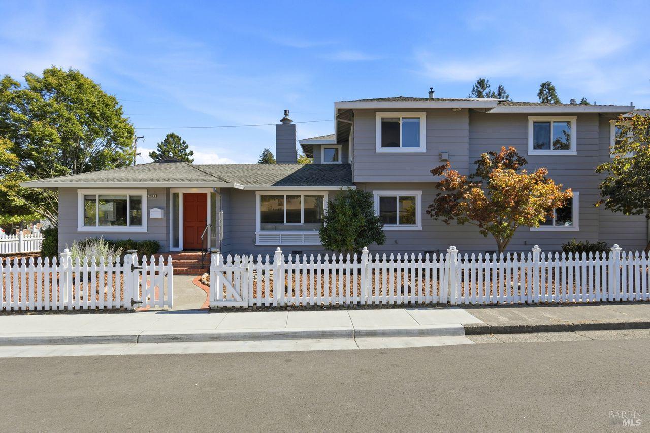 2044 Hawthorne Court — photo