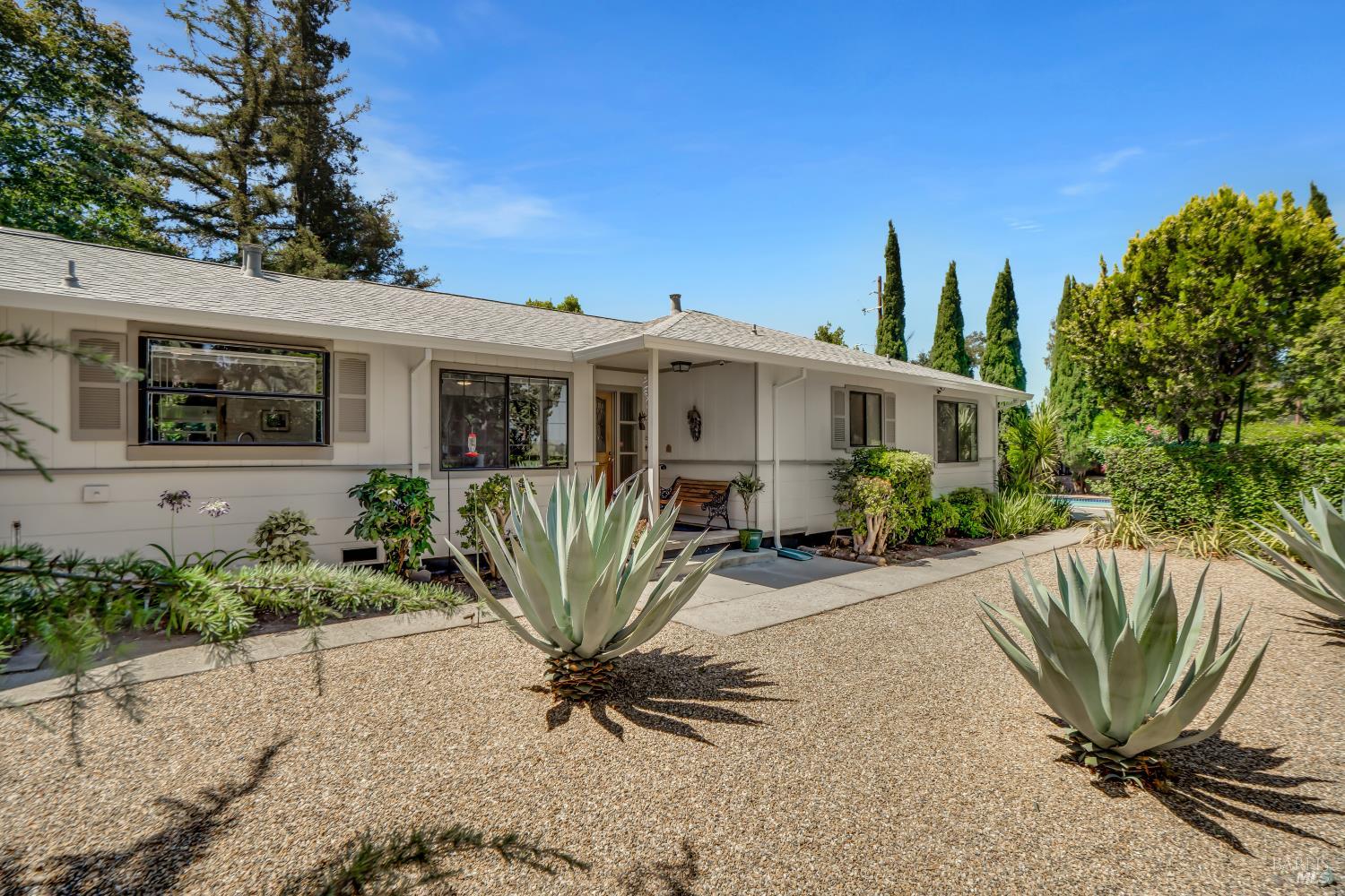 385 Lakeview Drive — photo