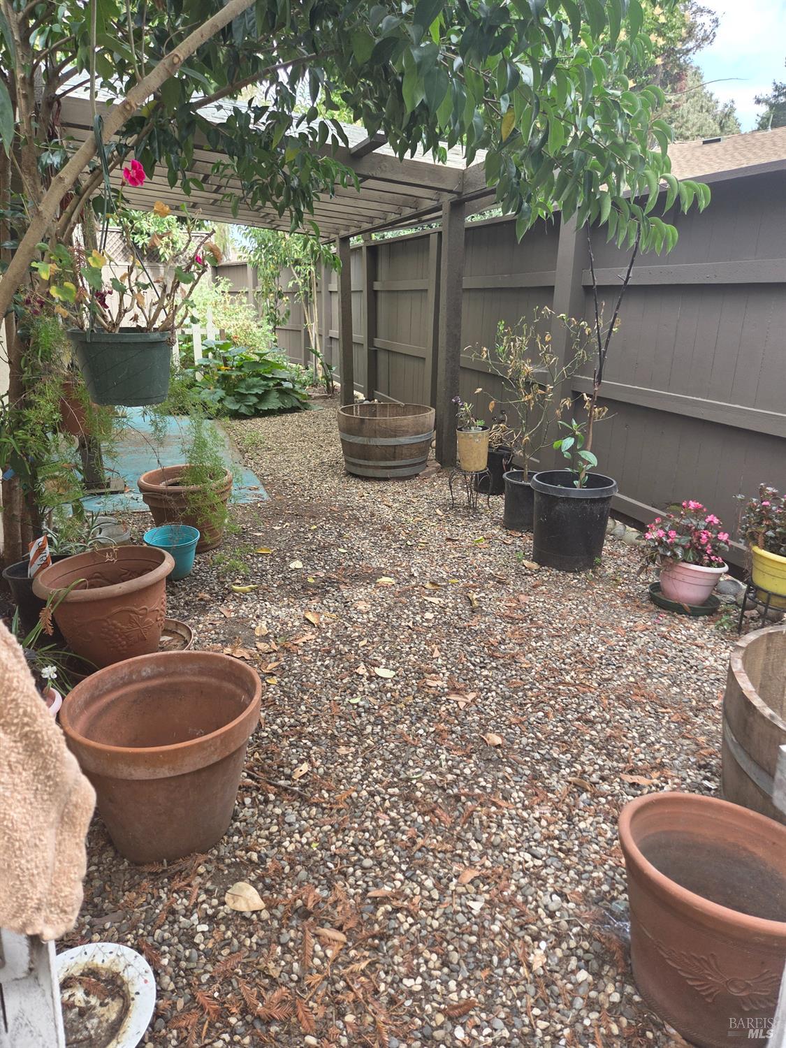 938 W 9th Street — photo