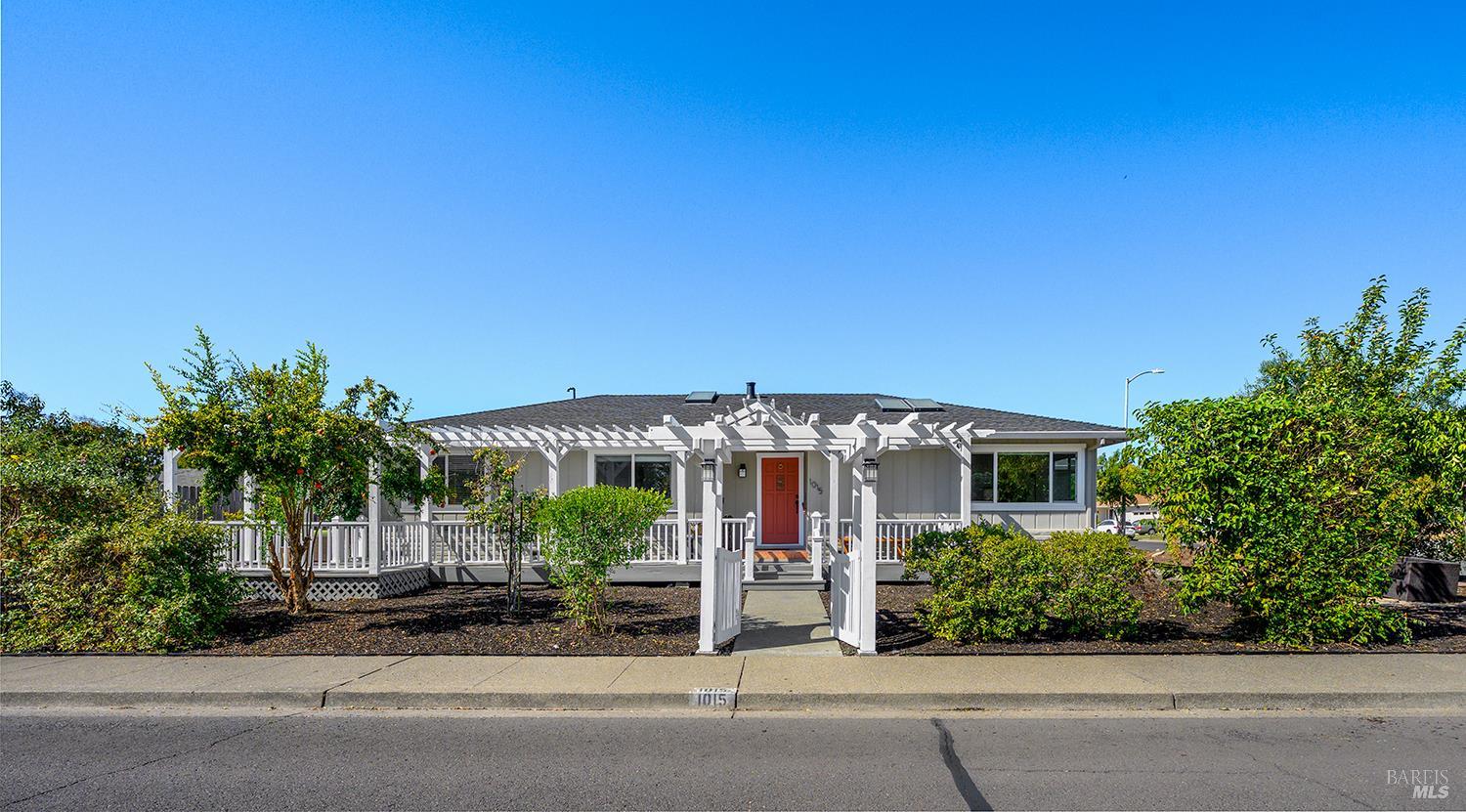 1015 Manor Drive — photo