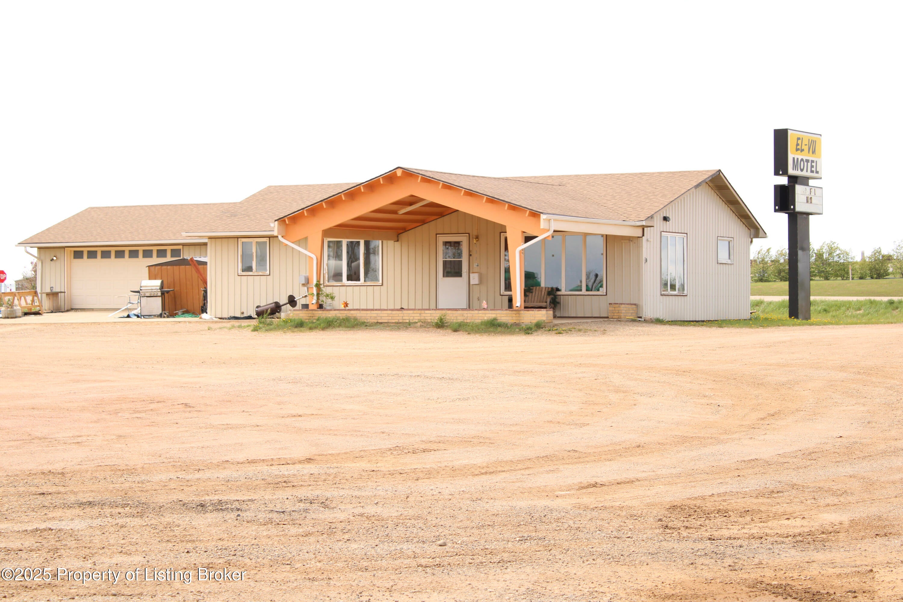409 Hwy 85 S — photo