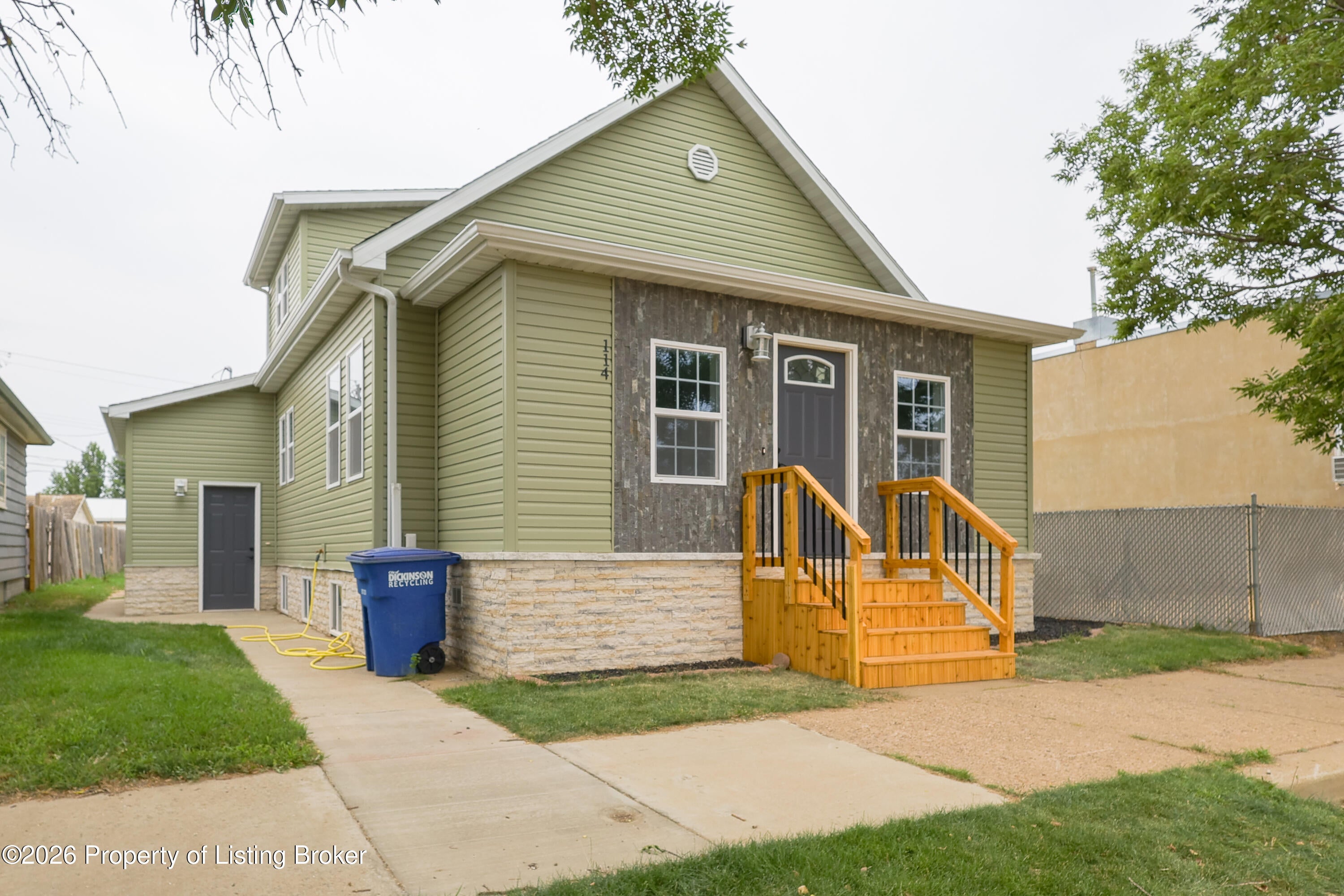 114 E Broadway Street — photo