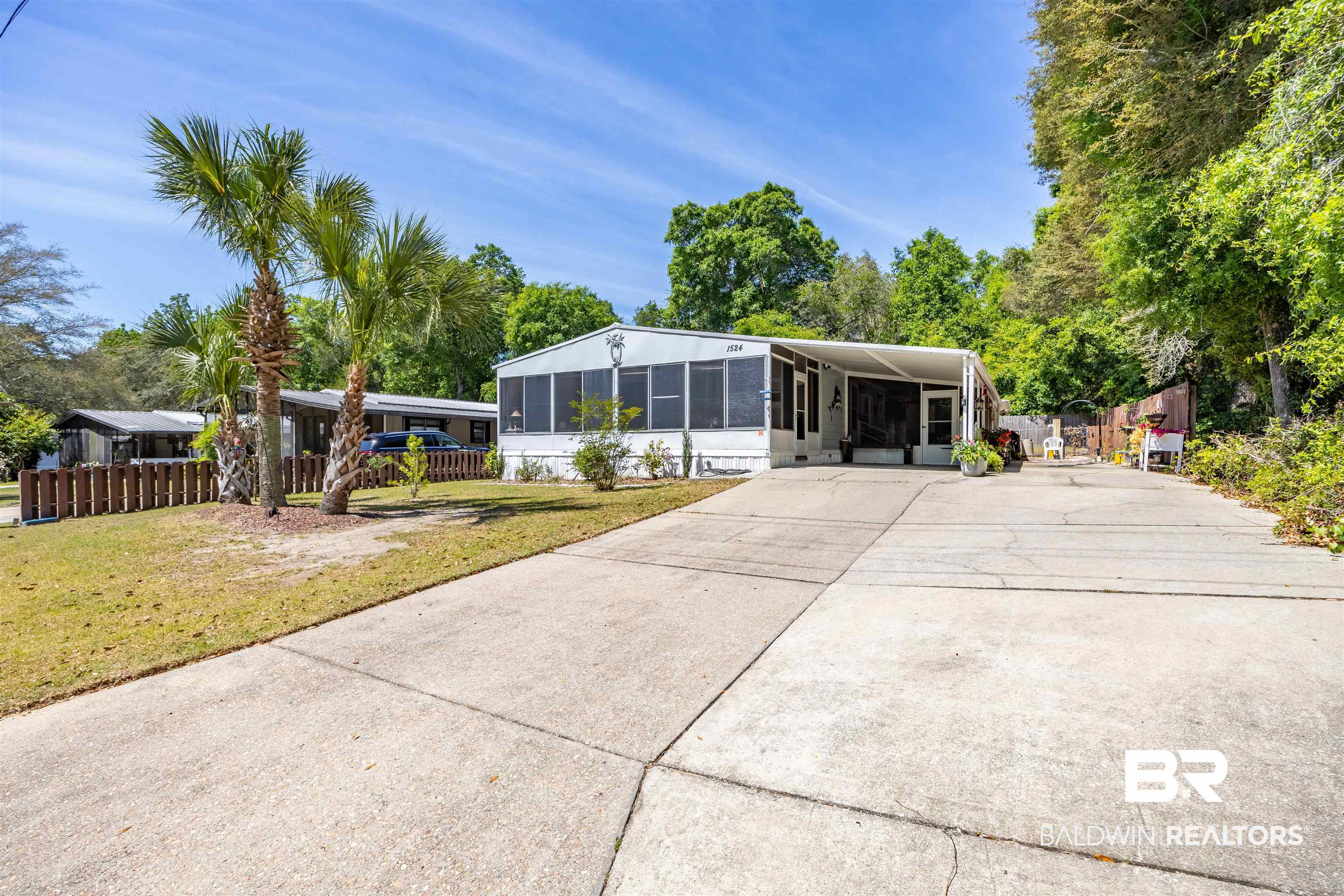 1524 Valencia Drive — photo