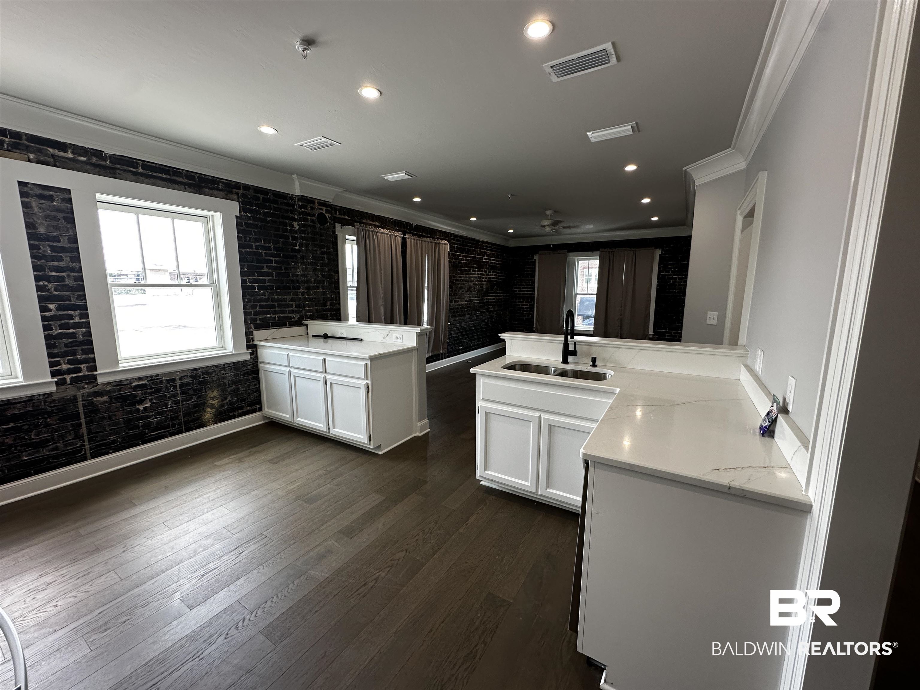 120 W Laurel Ave #201 — photo
