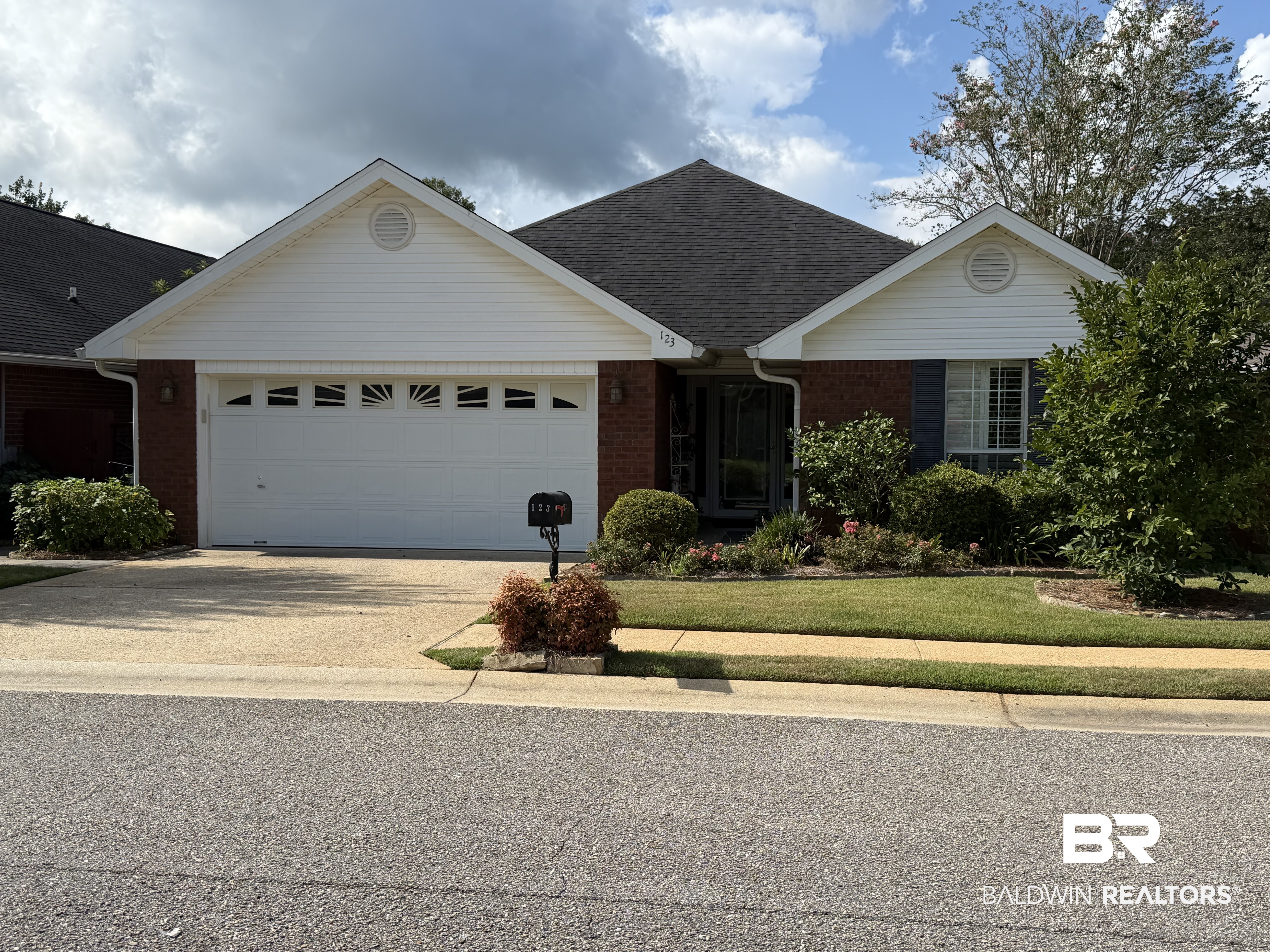 123 Cypress Ln — photo