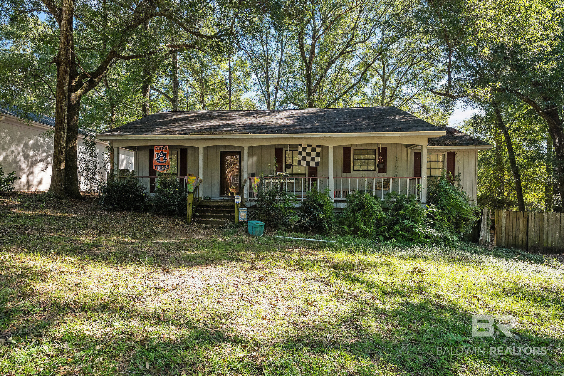 305 S Greenbriar Circle — photo