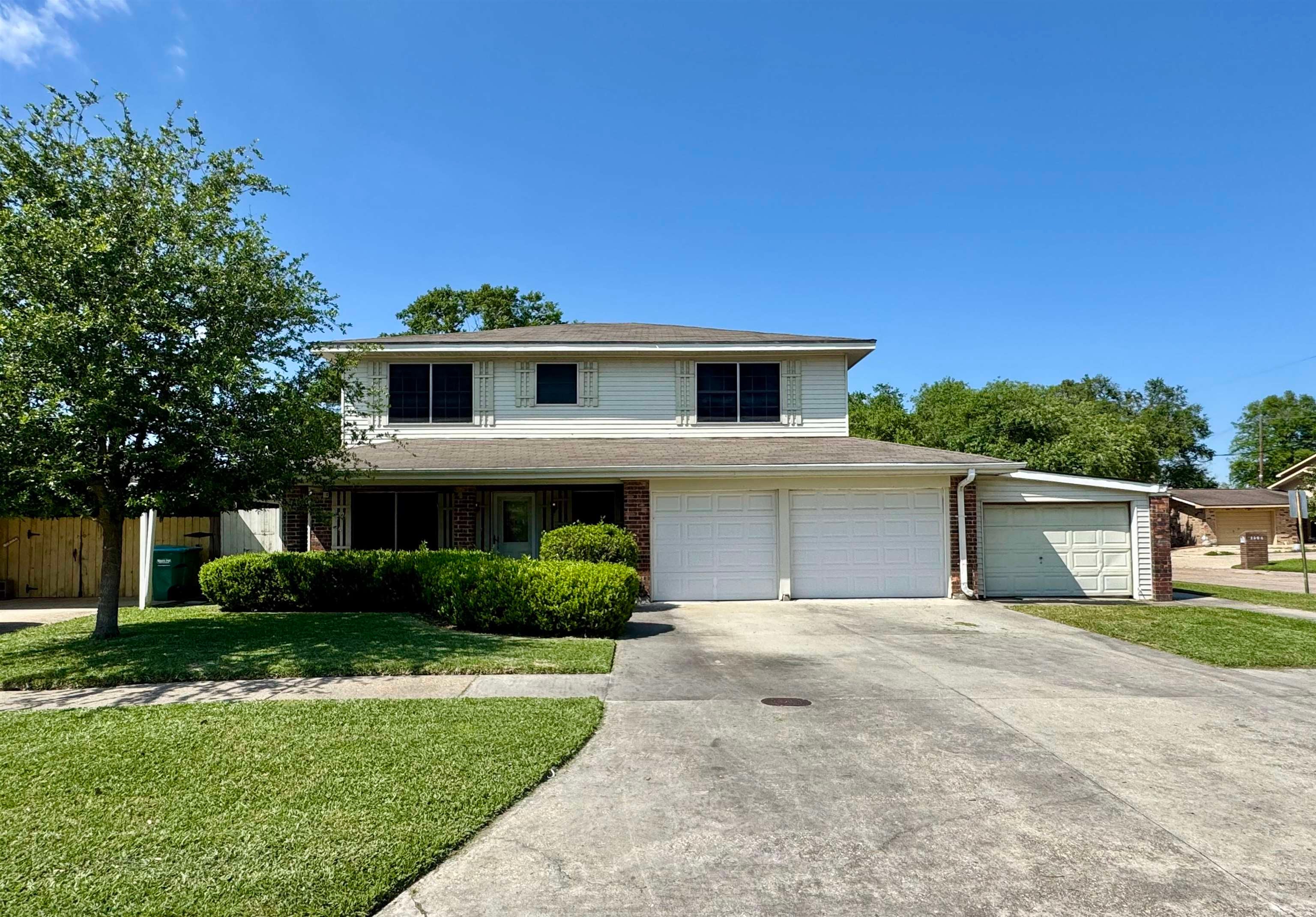 1625 Chatsworth Dr — photo