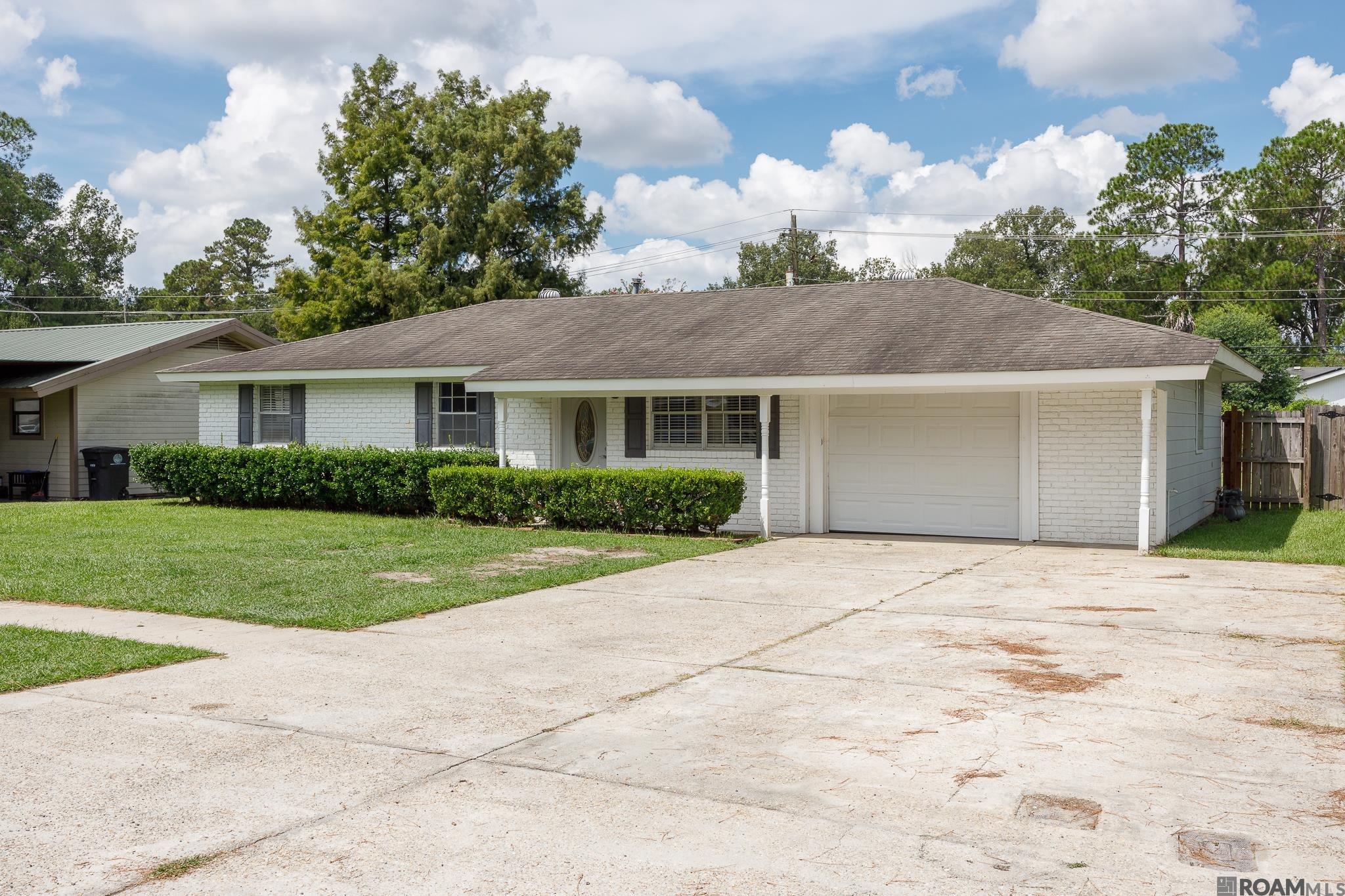 352 Fontainbleau Dr — photo
