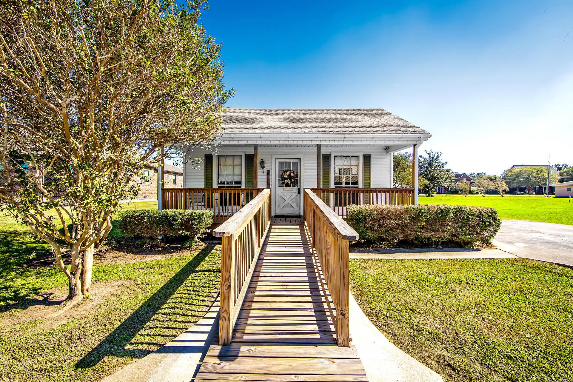 715 Crescent Dr — photo