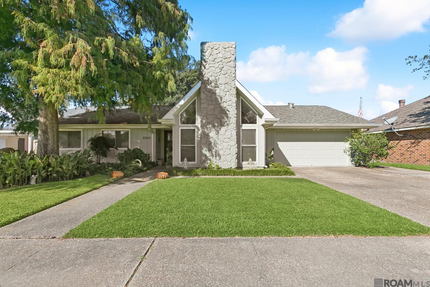 2223 W Canterbury Dr — photo