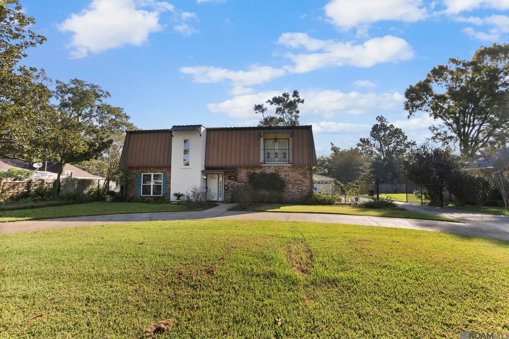1139 E Riveroaks Dr — photo