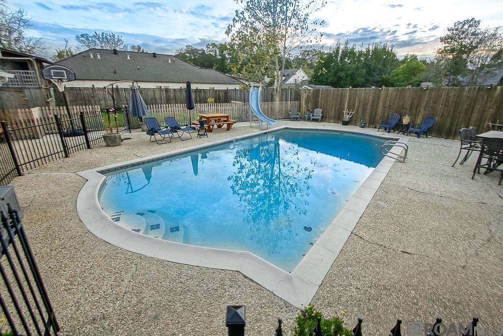 7762 Sevenoaks Ave — photo
