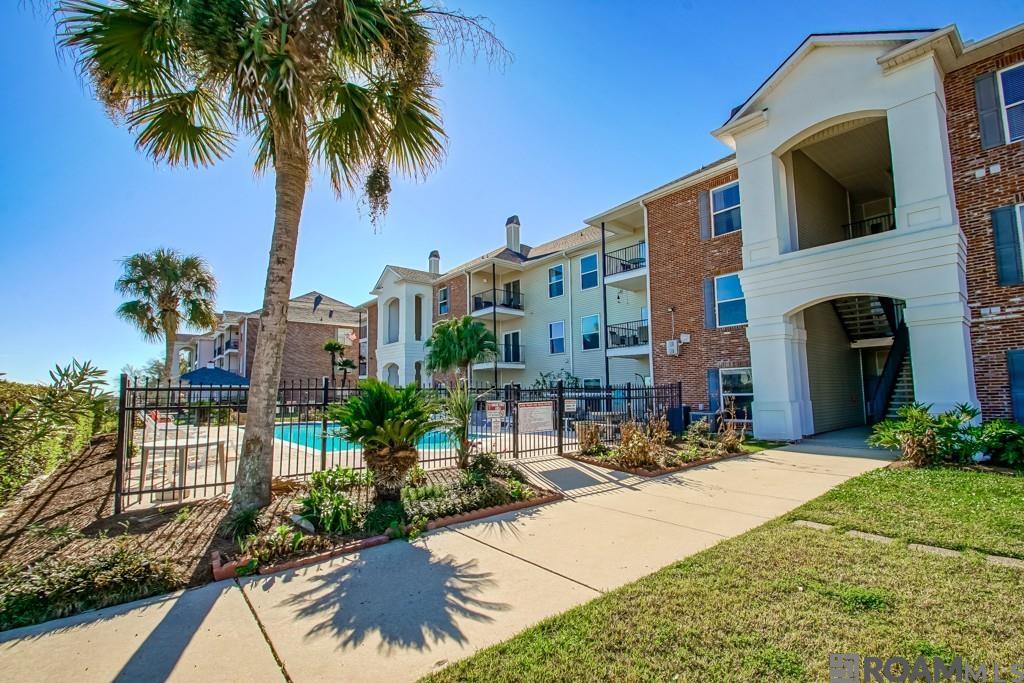 12430 River Highlands #V — photo