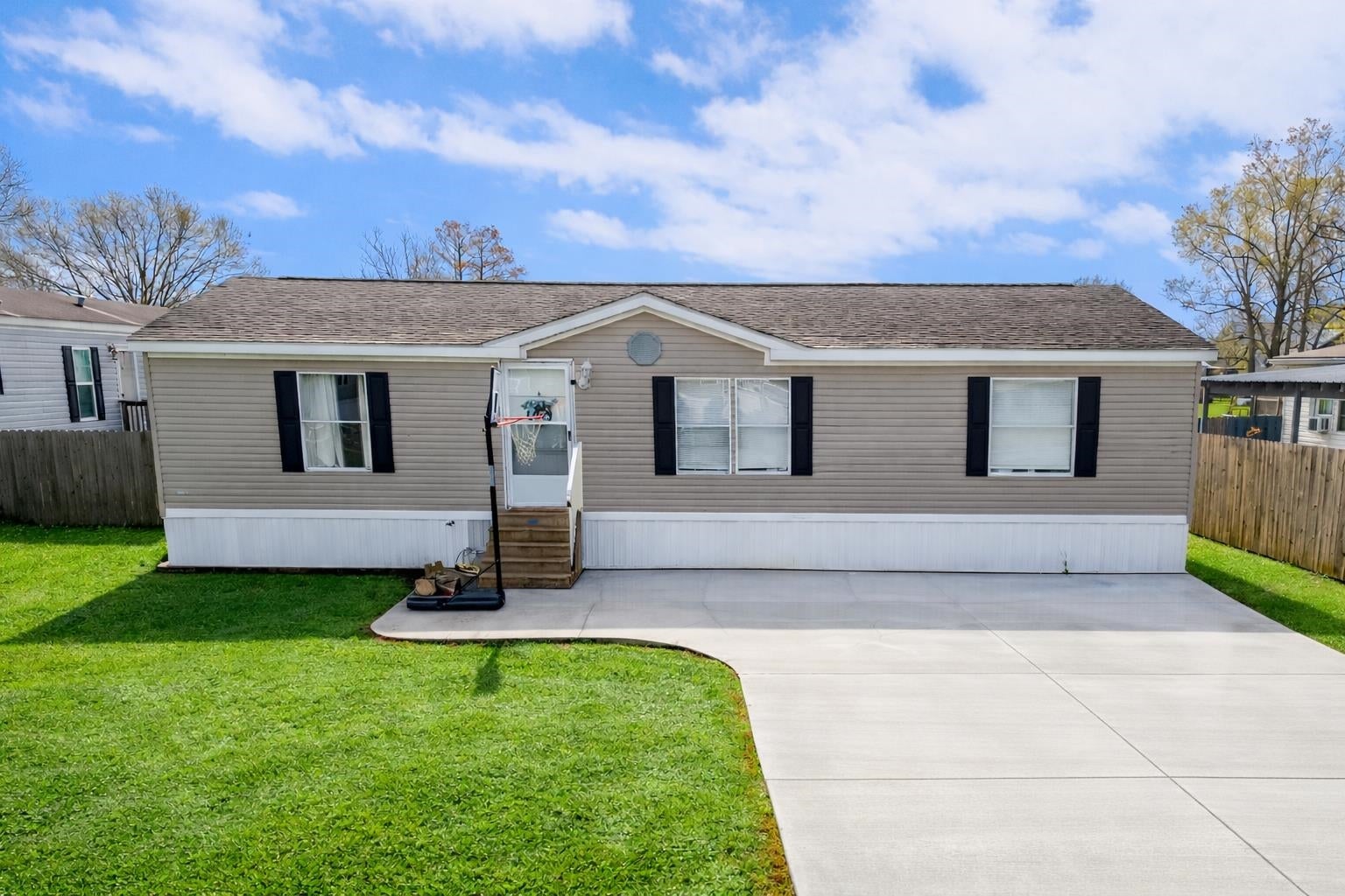 228 Hummingbird Drive — photo