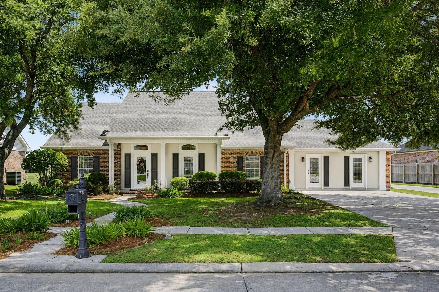 300 Cheyenne Dr — photo