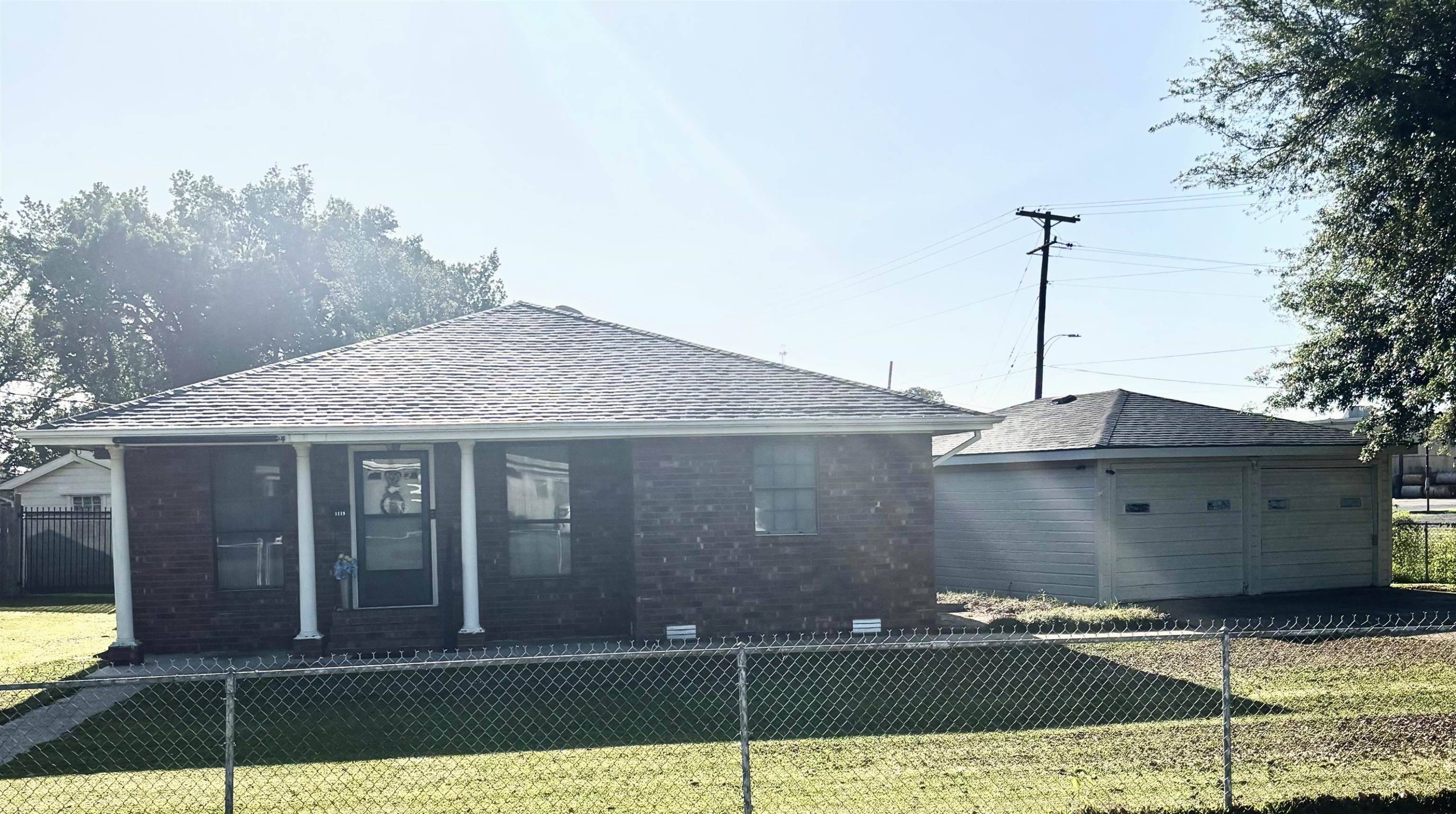 1119 Caroline St — photo