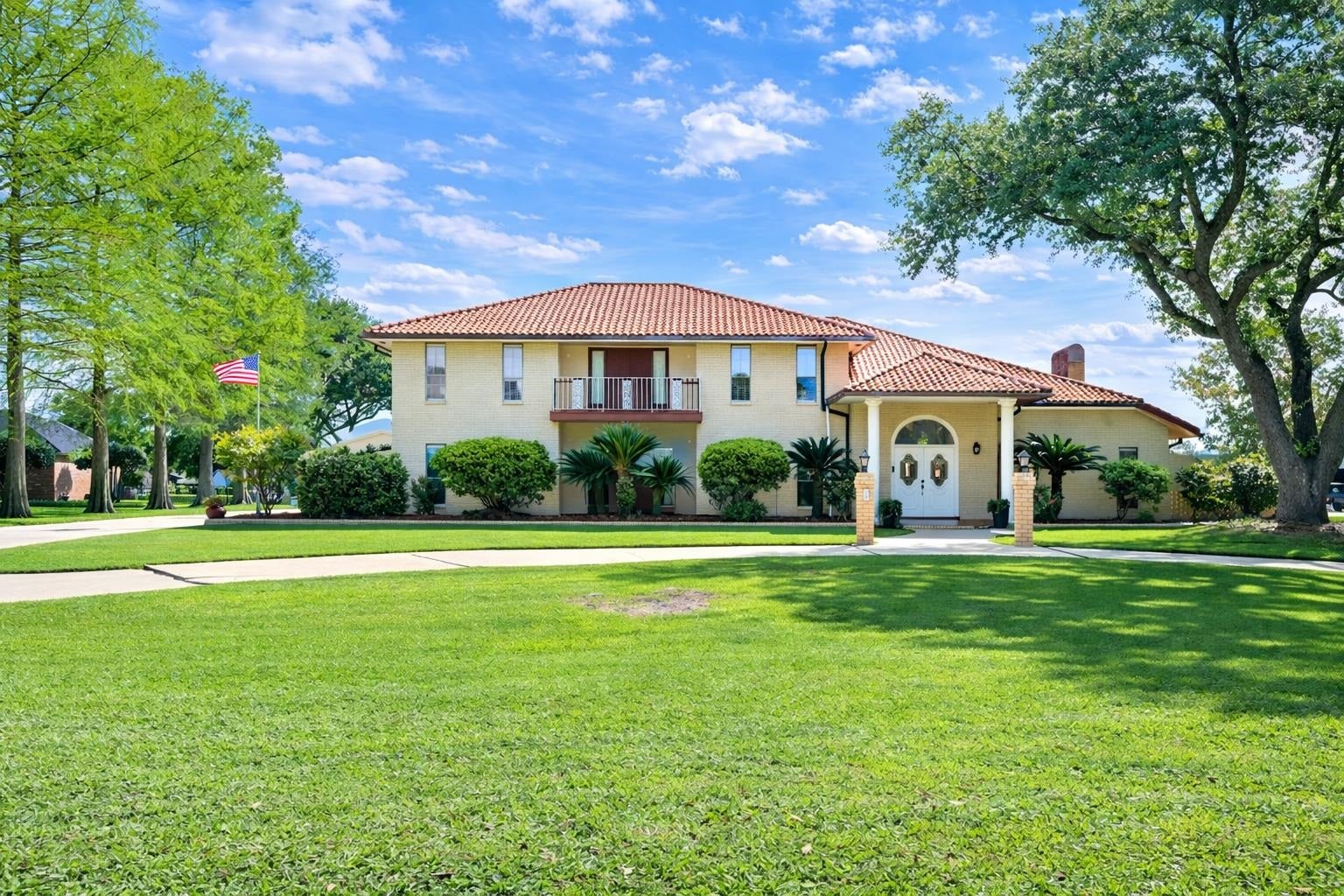 221 Rienzi Drive — photo