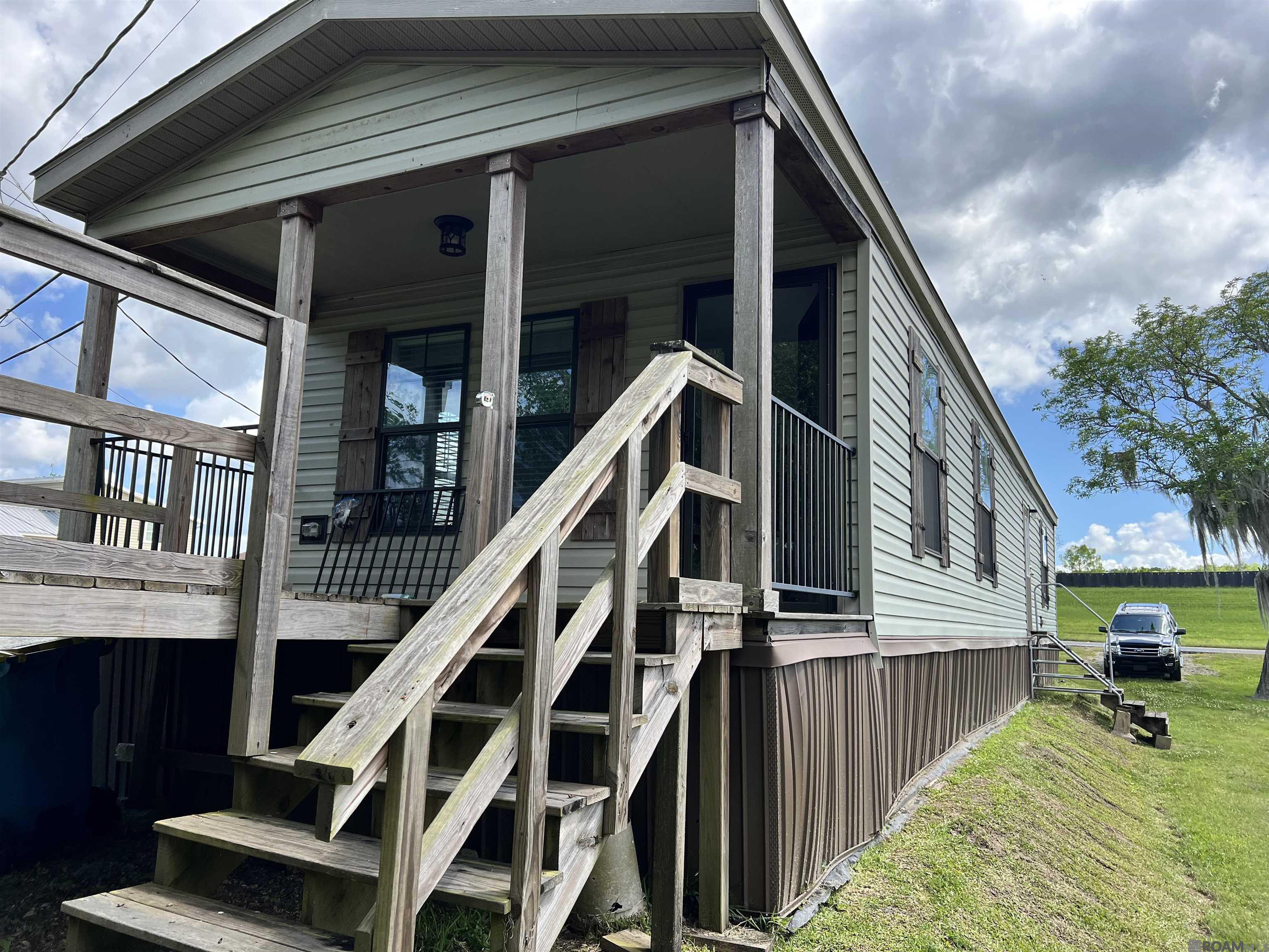 2051 Levee #a — photo