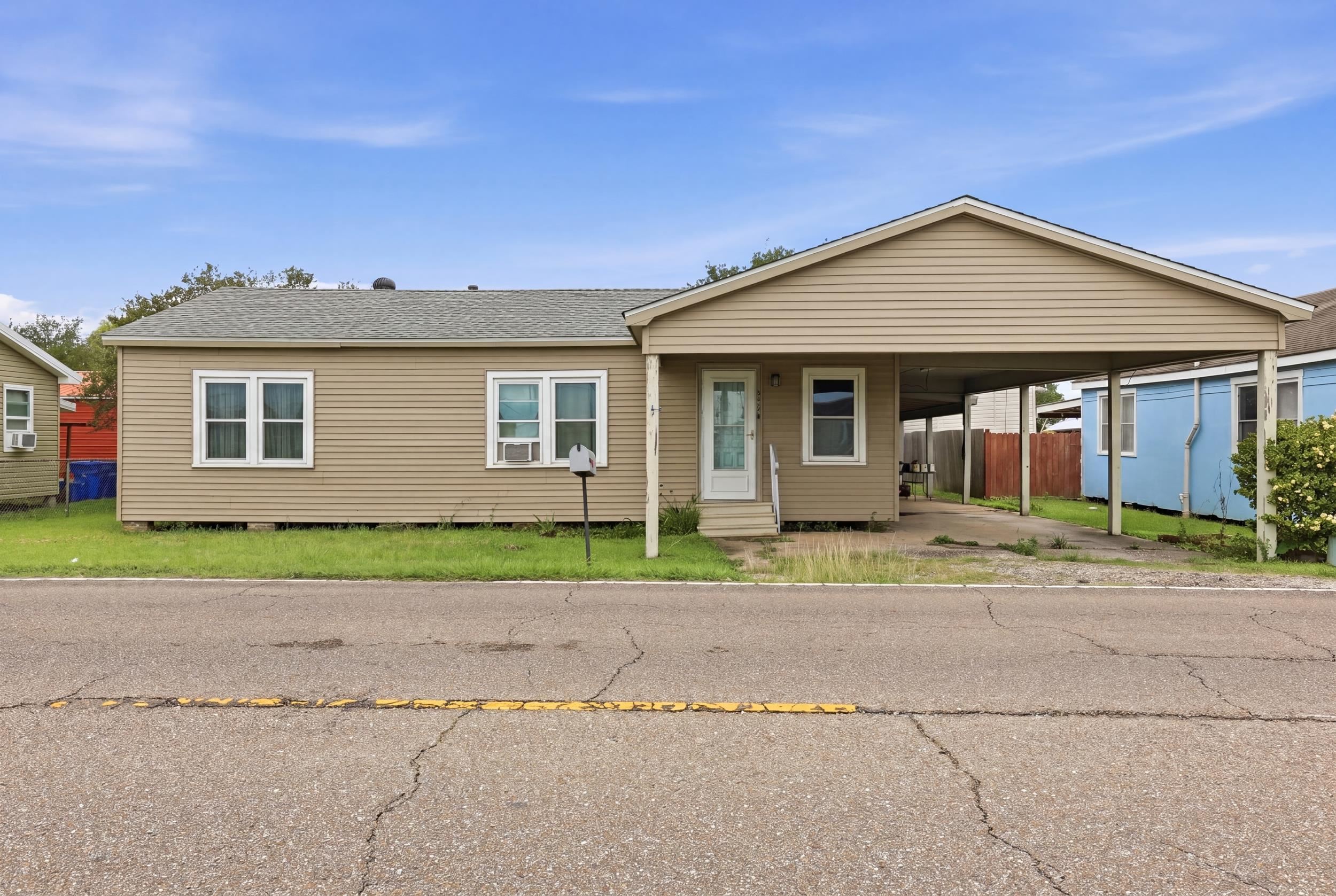 1114 Tiger Dr — photo