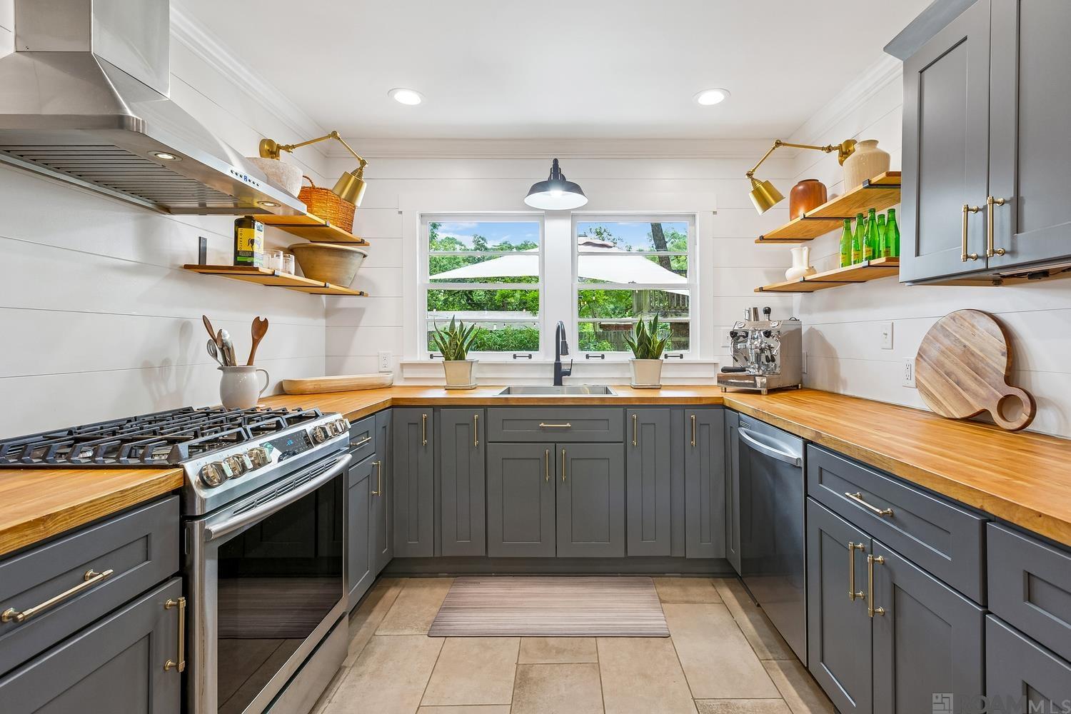331 S Fairfax Dr — photo