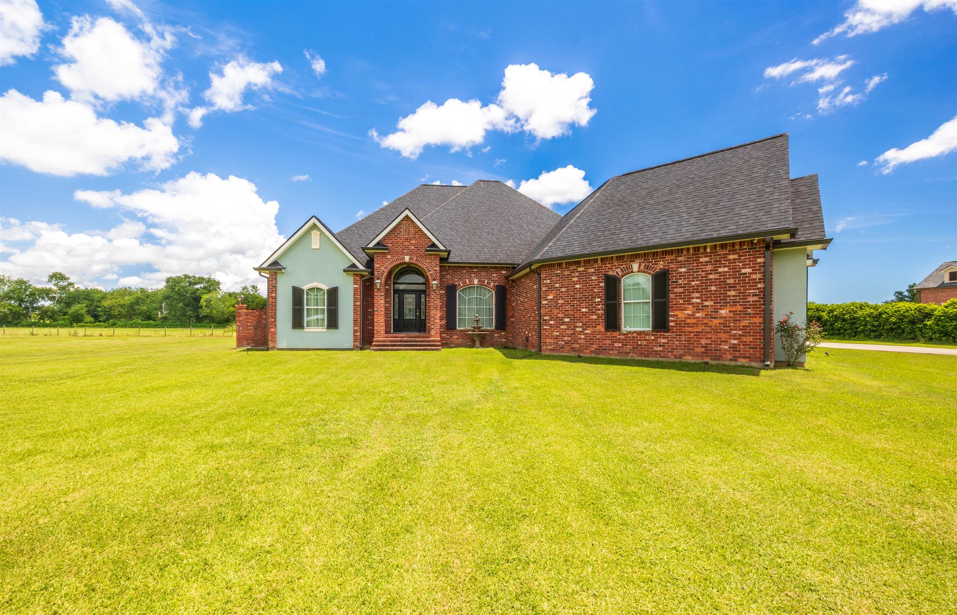 319 Chateau Dr — photo
