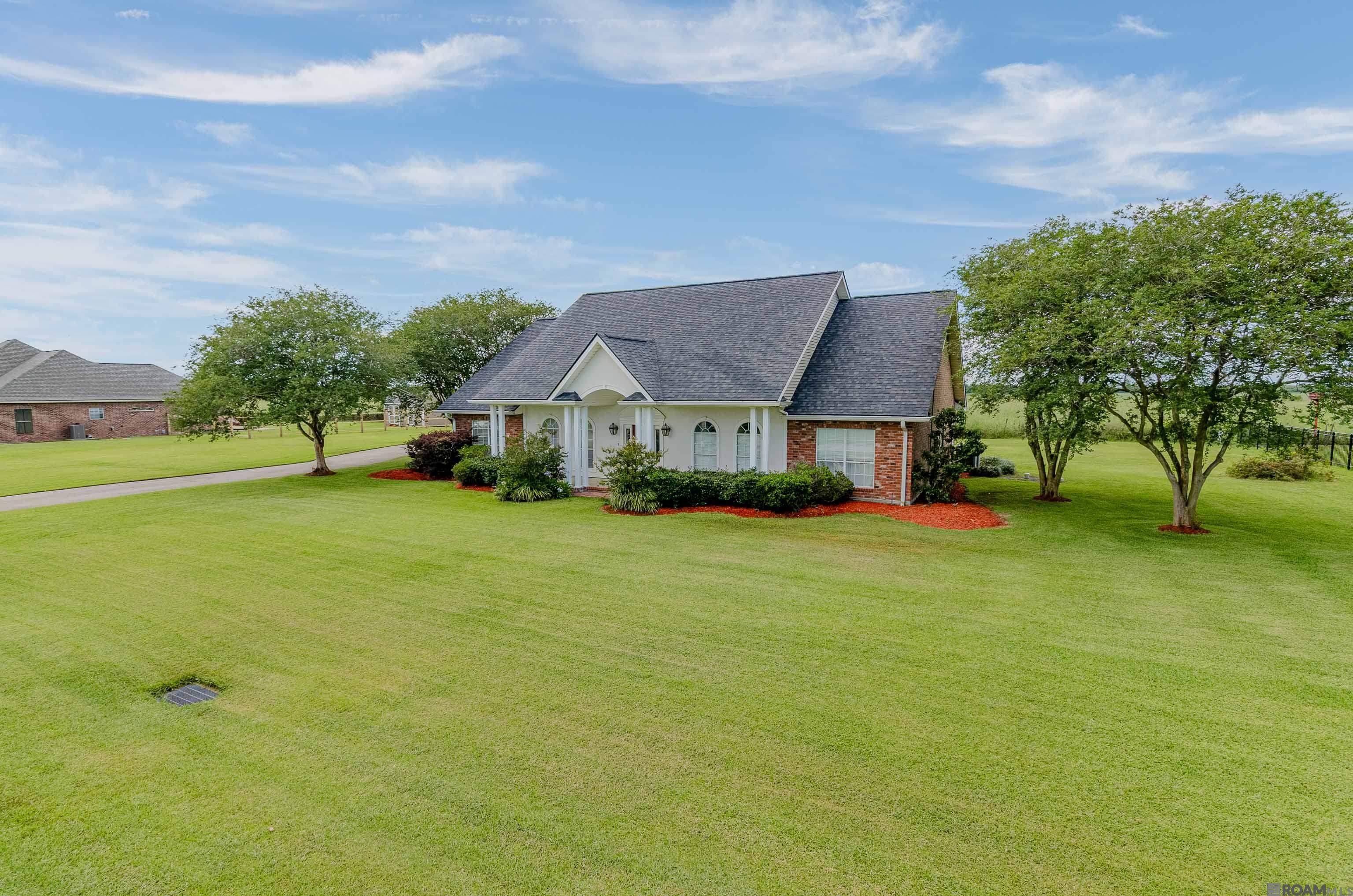212 Chateau Dr — photo