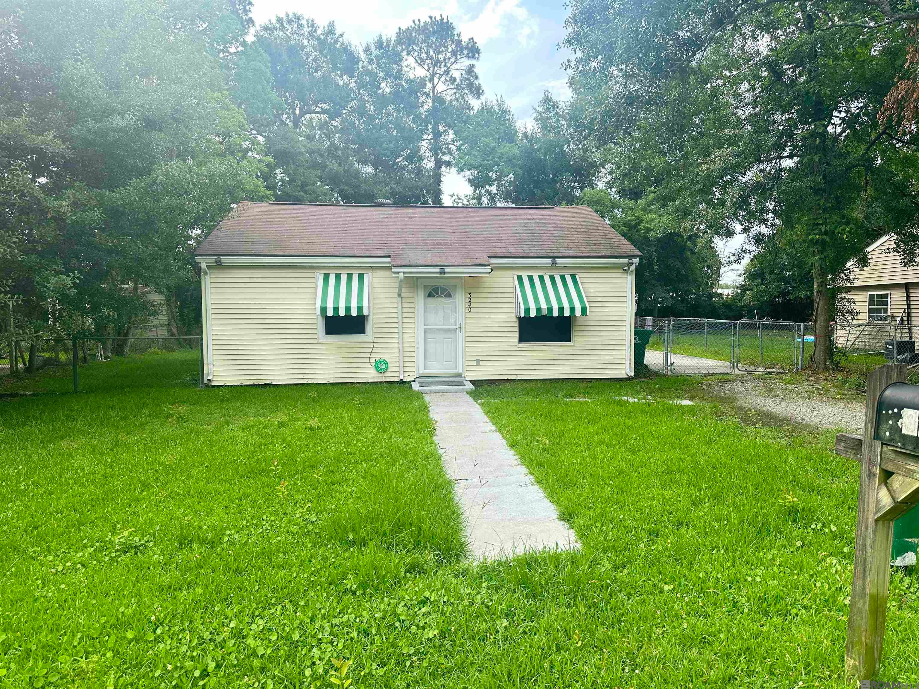 3240 Effie Street — photo
