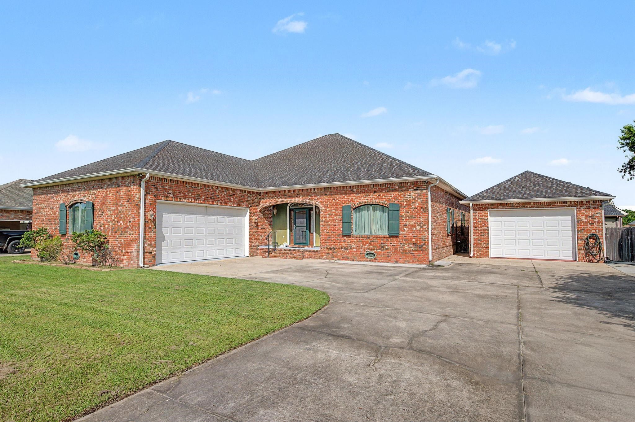 228 Lake Mechant Court — photo