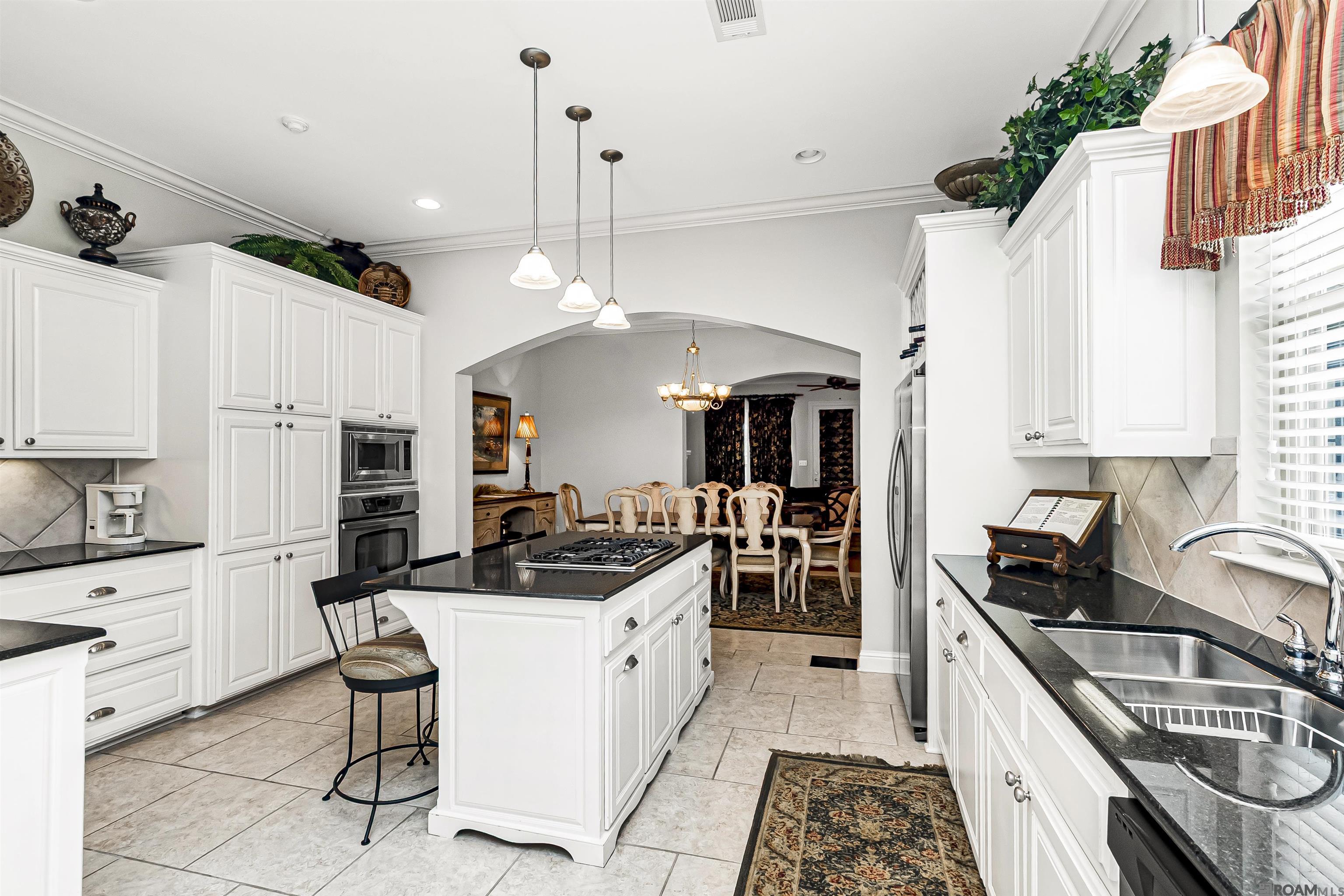 5427 Courtyard Dr — photo