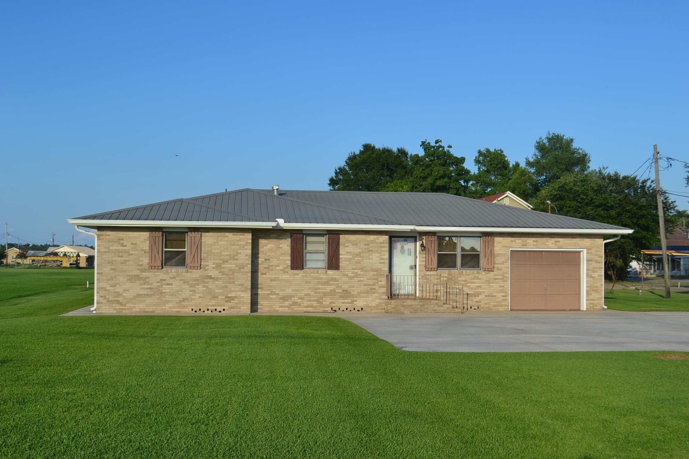 15667 East Main Street — photo