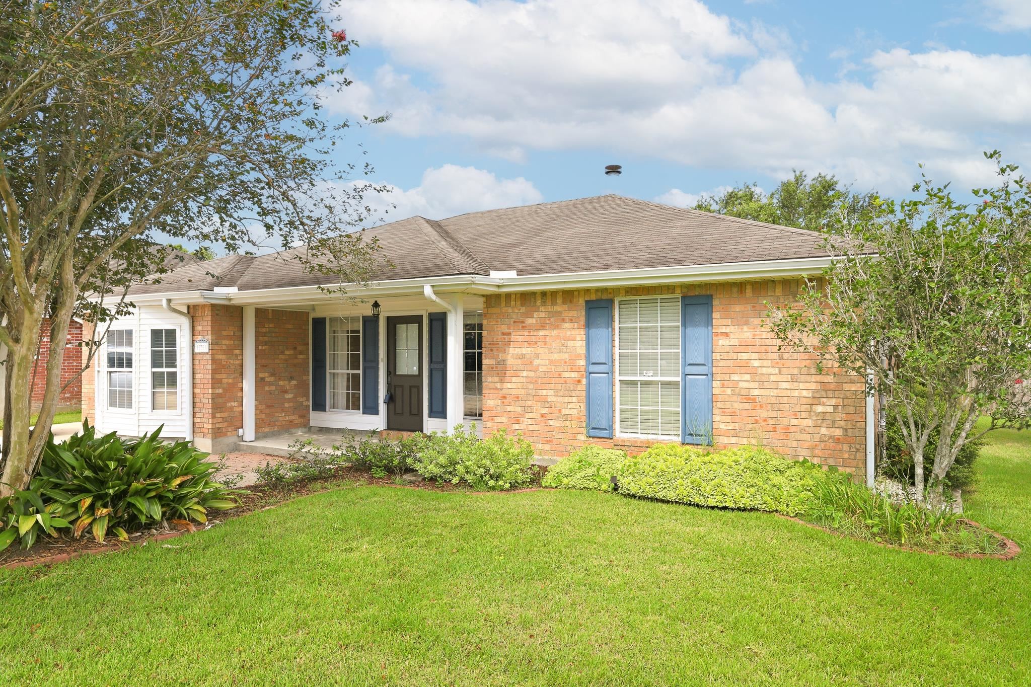 121 Rosedown Dr — photo