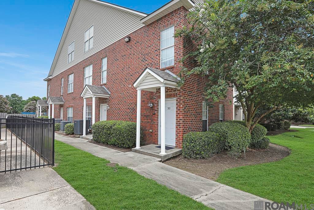 4625 Burbank Dr #301 — photo