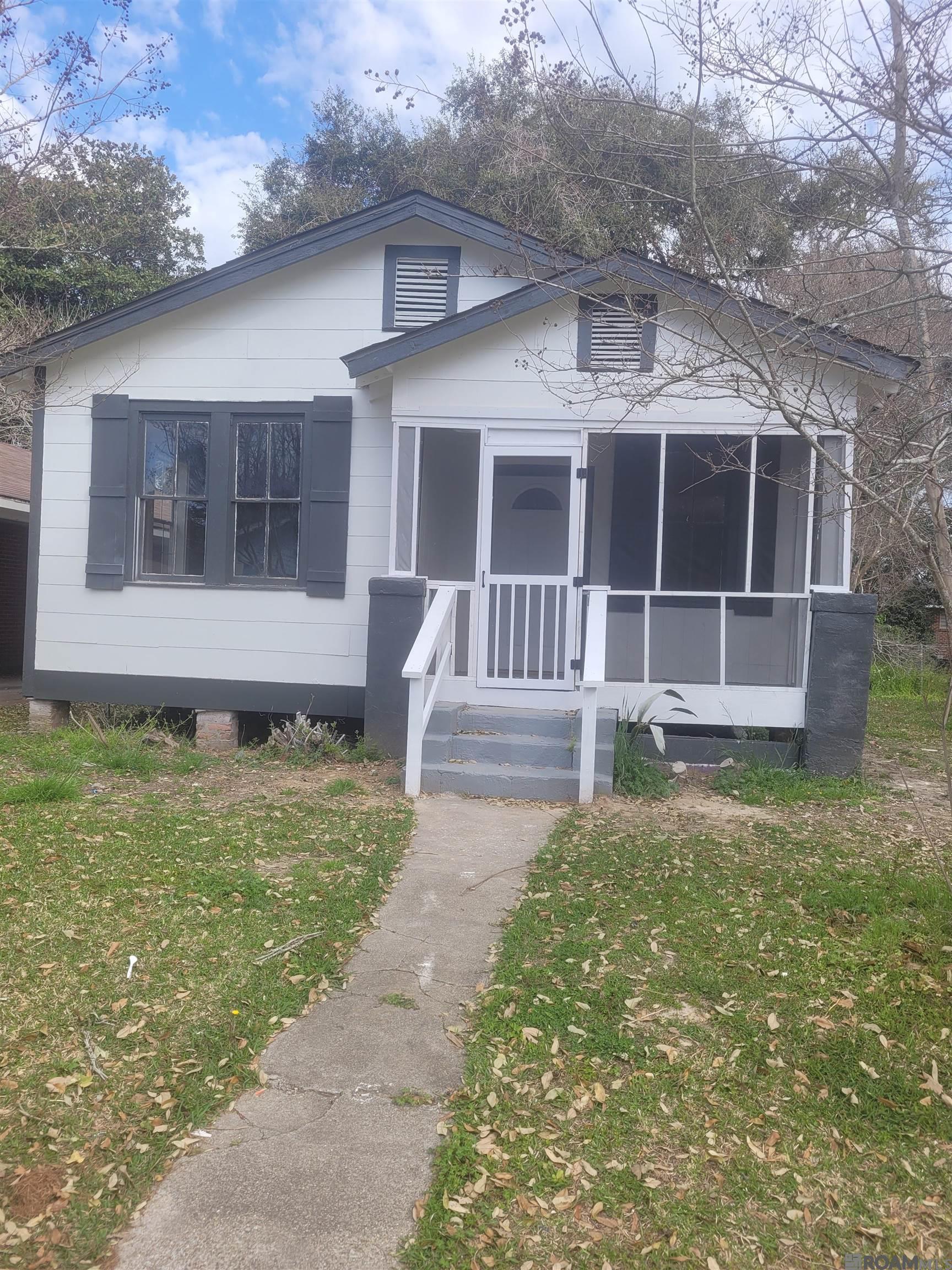 562 W Grant St — photo