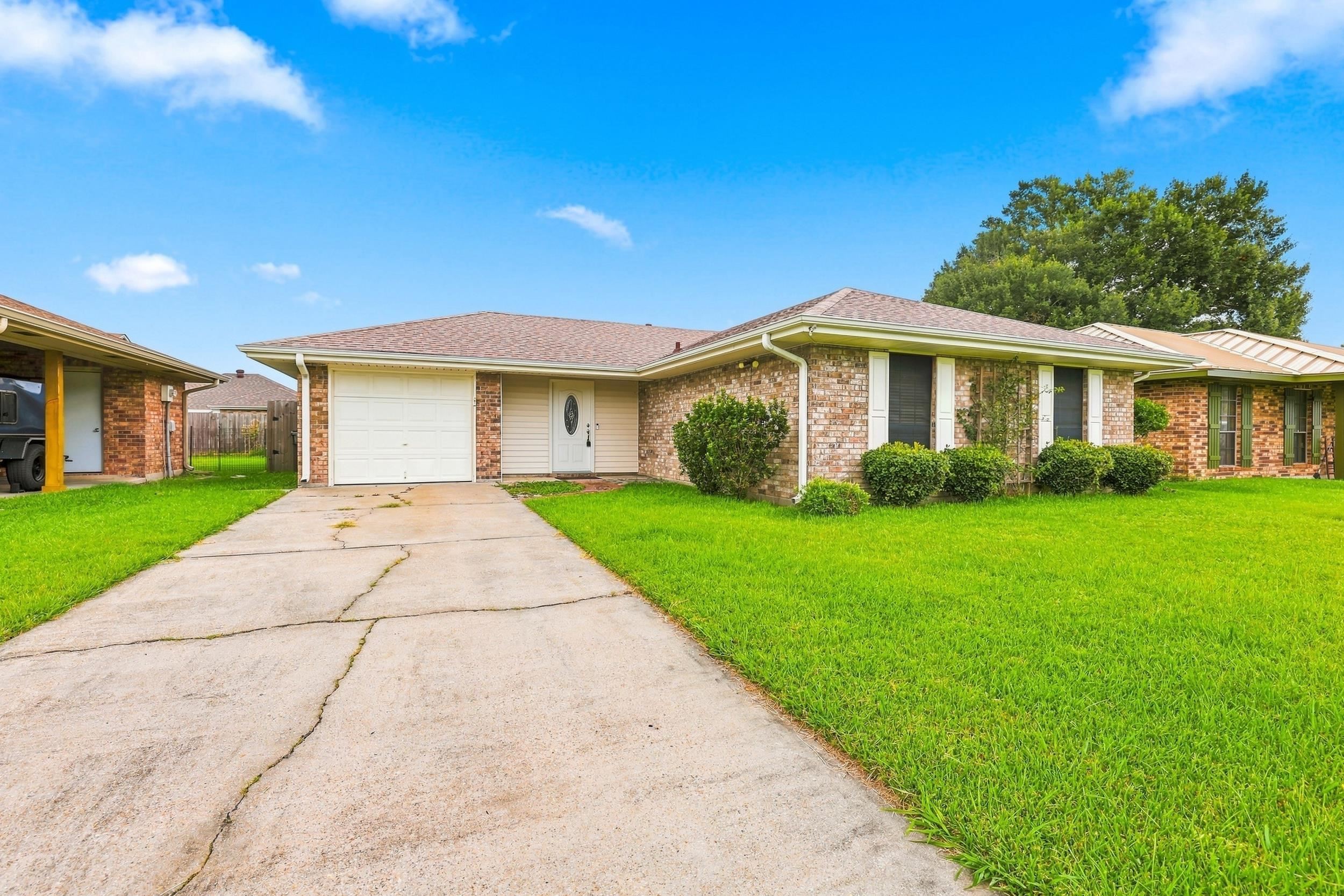 305 Louis Dr — photo