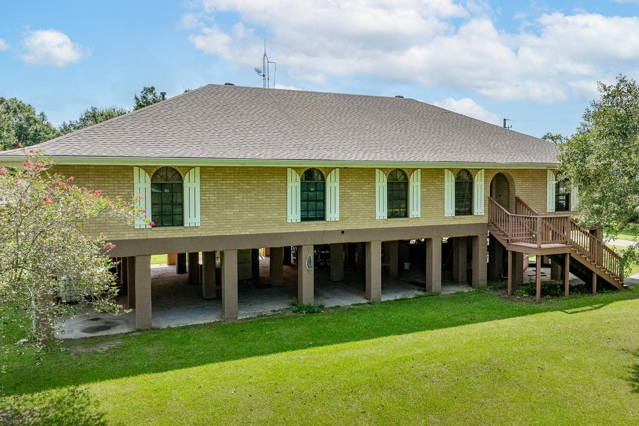 909 Bayou Dularge Rd — photo