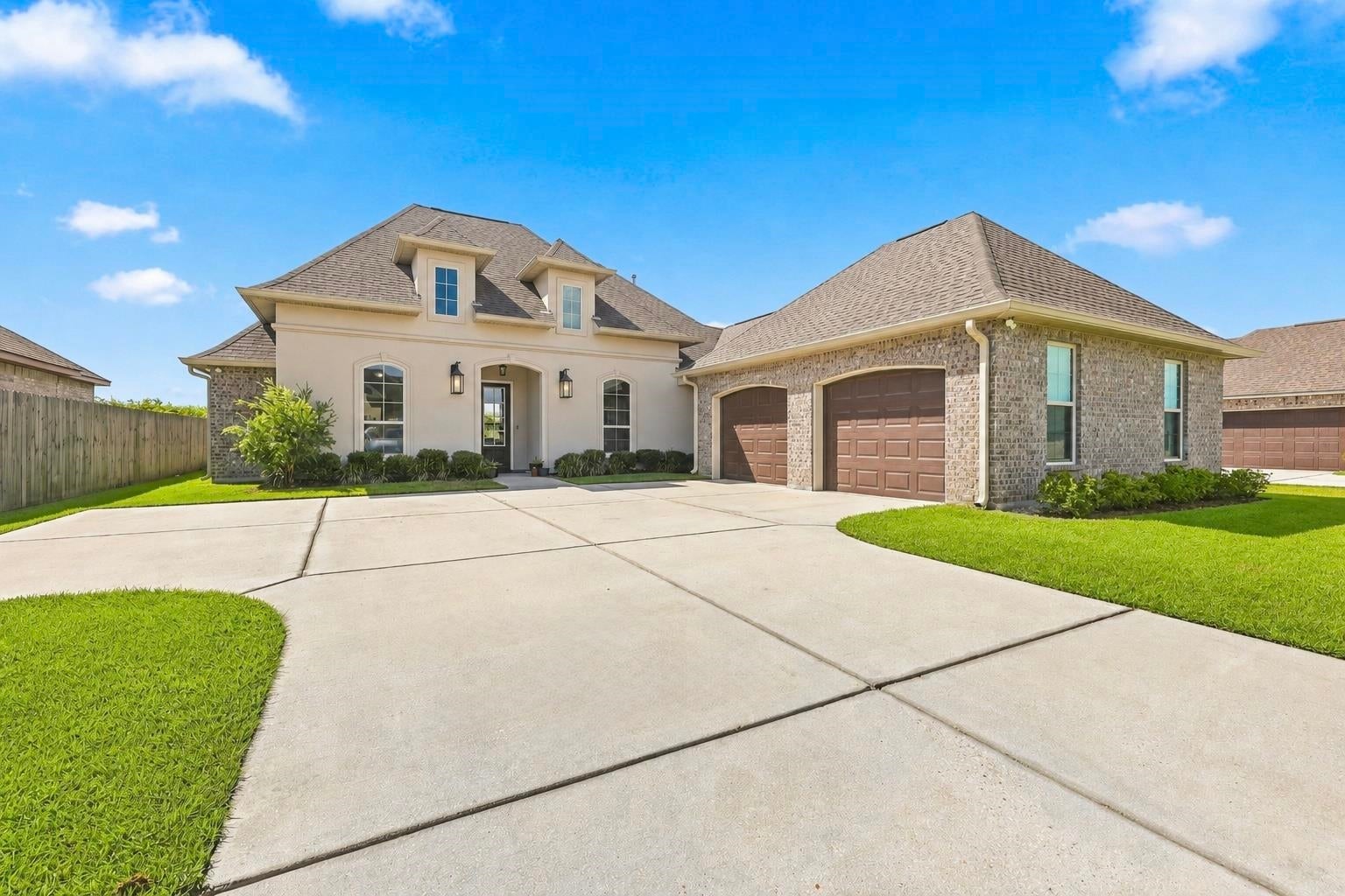 257 Royal Oak Dr — photo