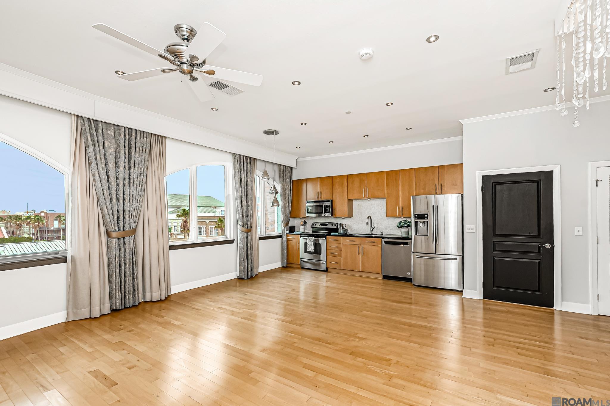 7707 Bluebonnet Blvd #422 — photo