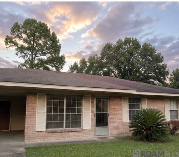 2046 Oak Grove Dr — photo