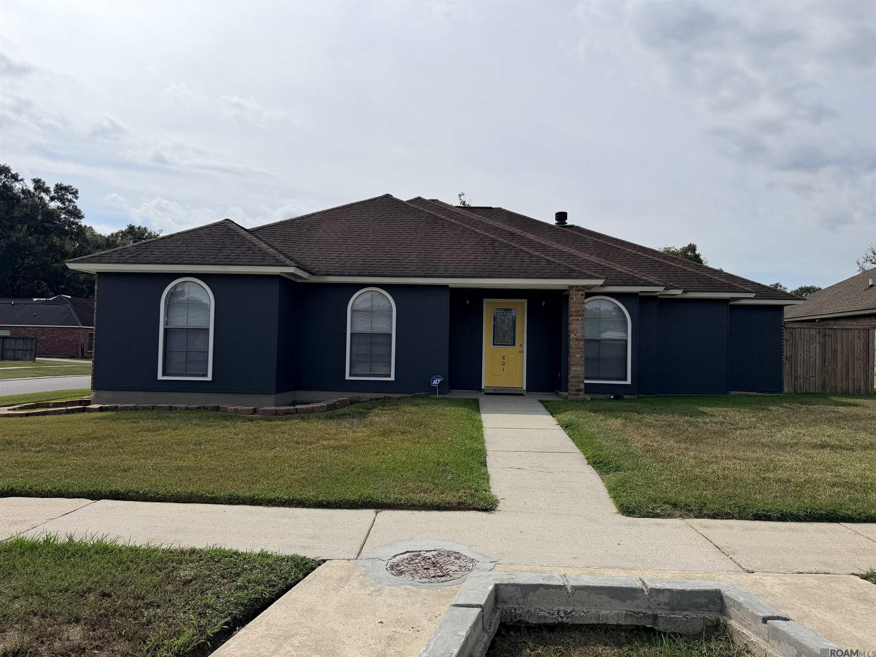 801 Chemin Dr — photo