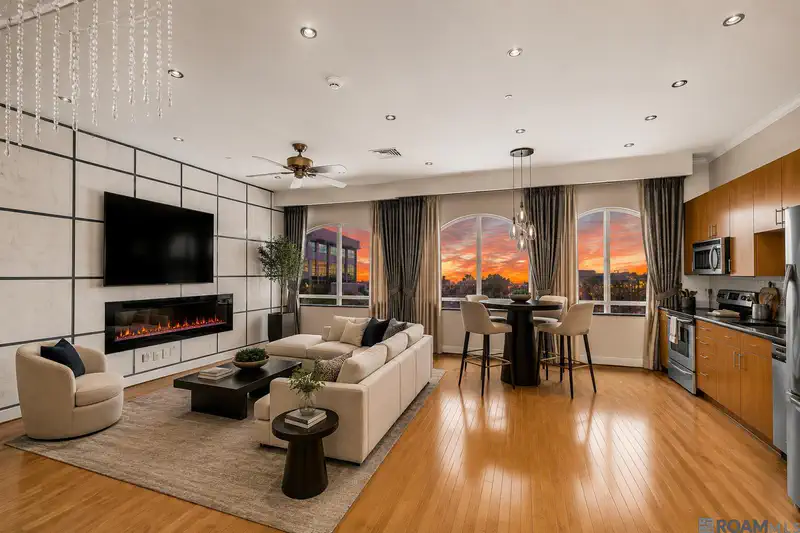 7707 Bluebonnet Blvd #422 — photo