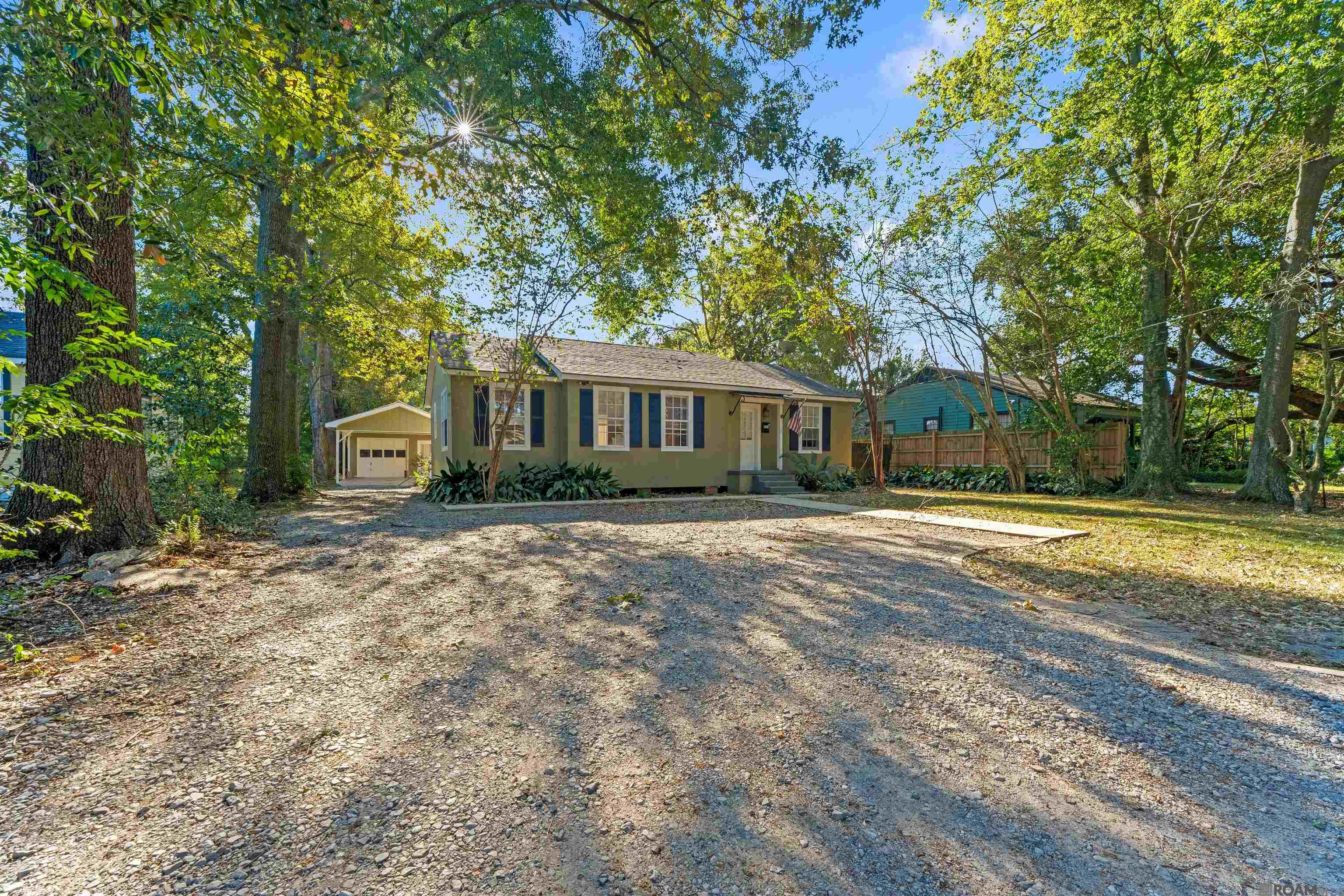 2284 Hollydale Ave — photo