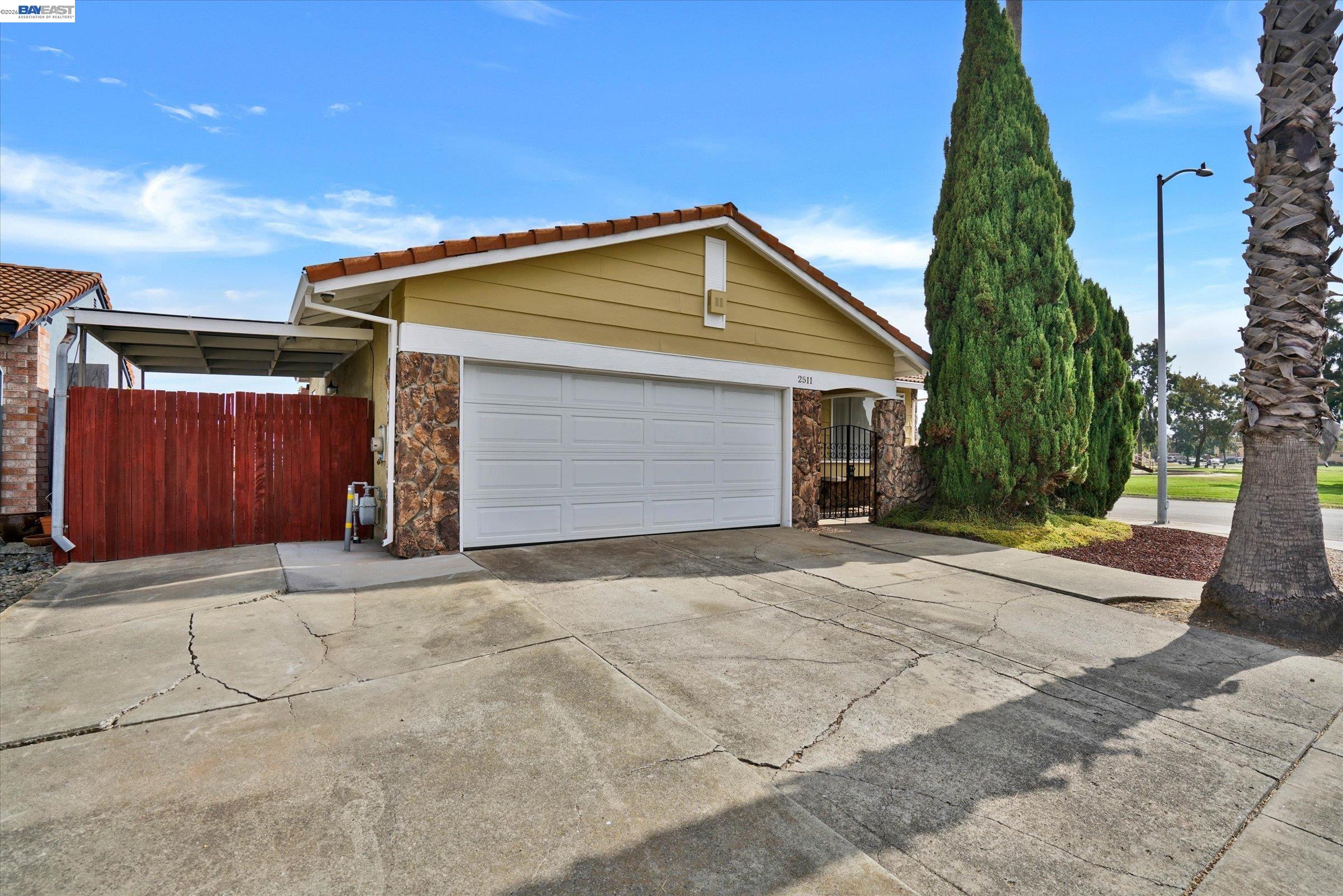 2511 Mistletoe Dr — photo