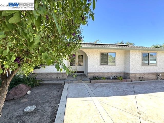 3740 Roundhill Dr — photo