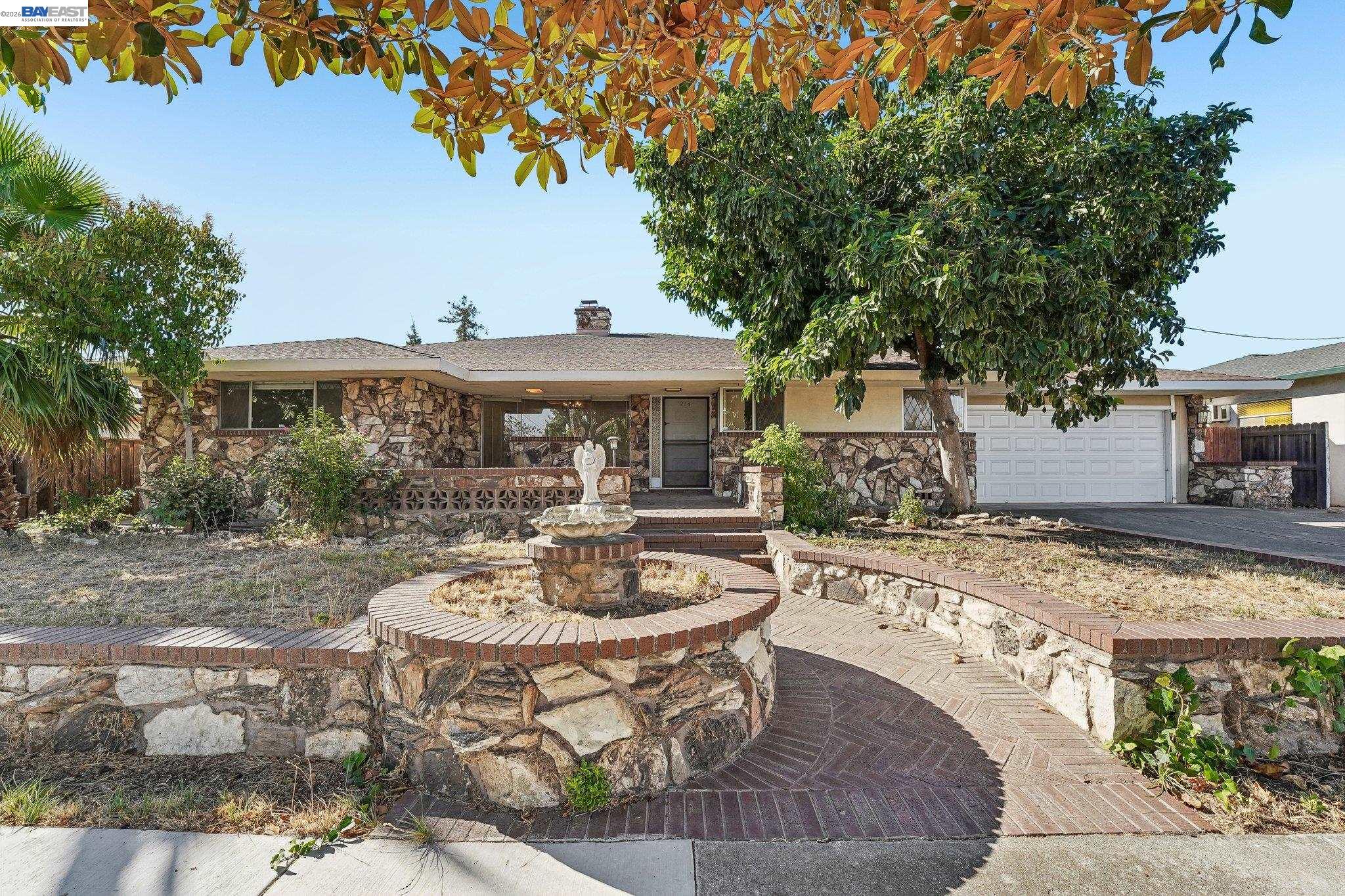 214 Redondo Dr — photo