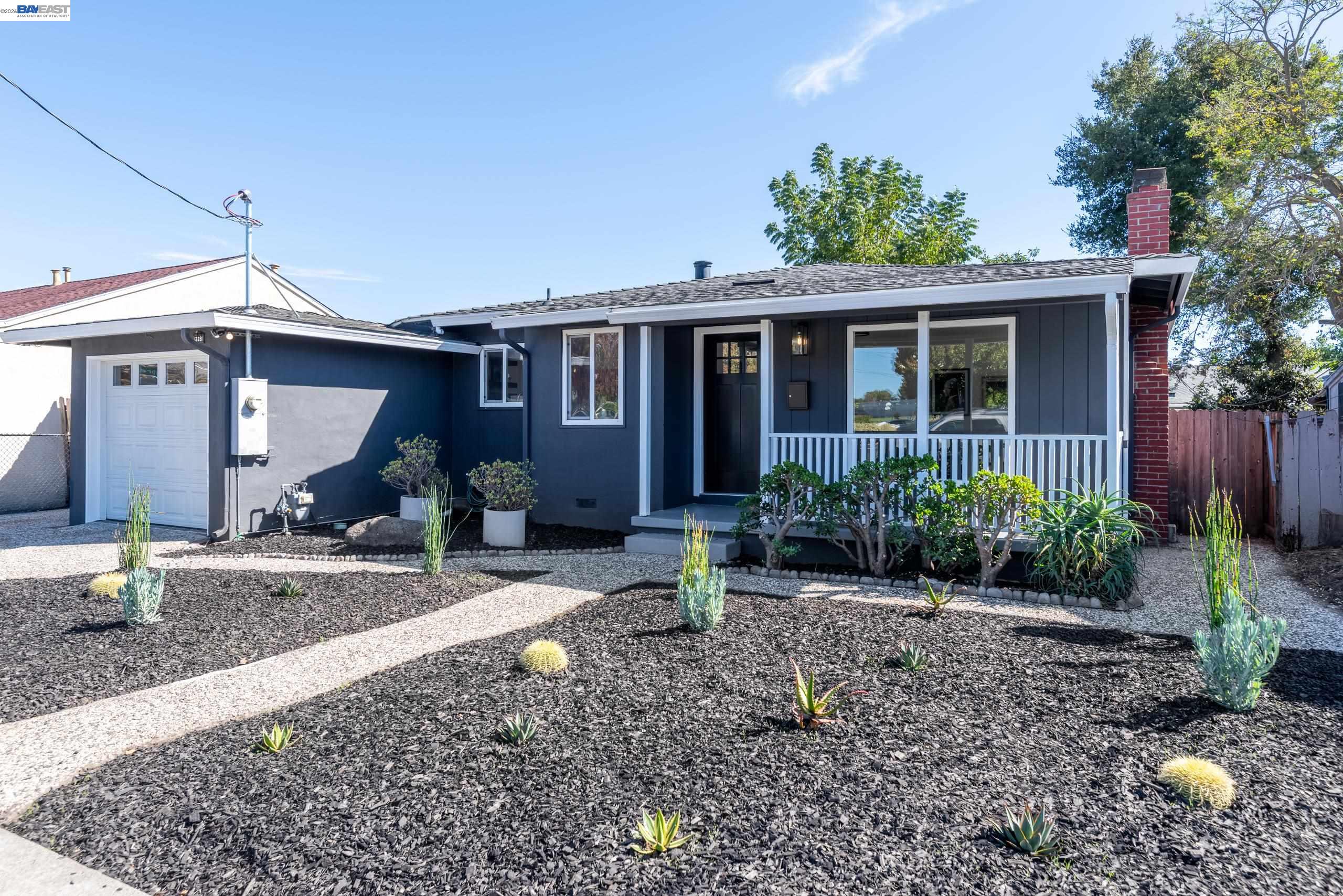228 W Harder Rd — photo