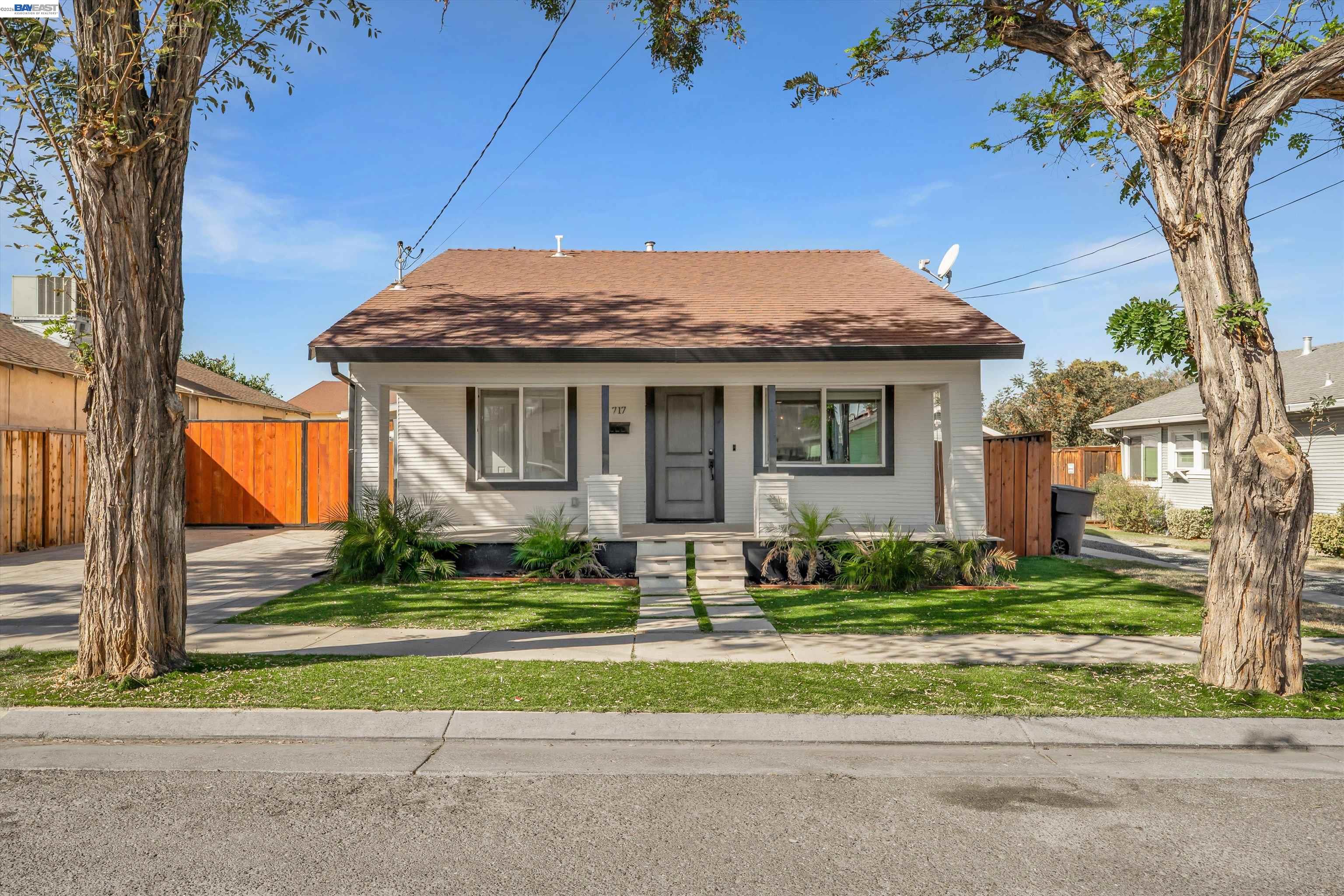 717 Metcalf Ct — photo